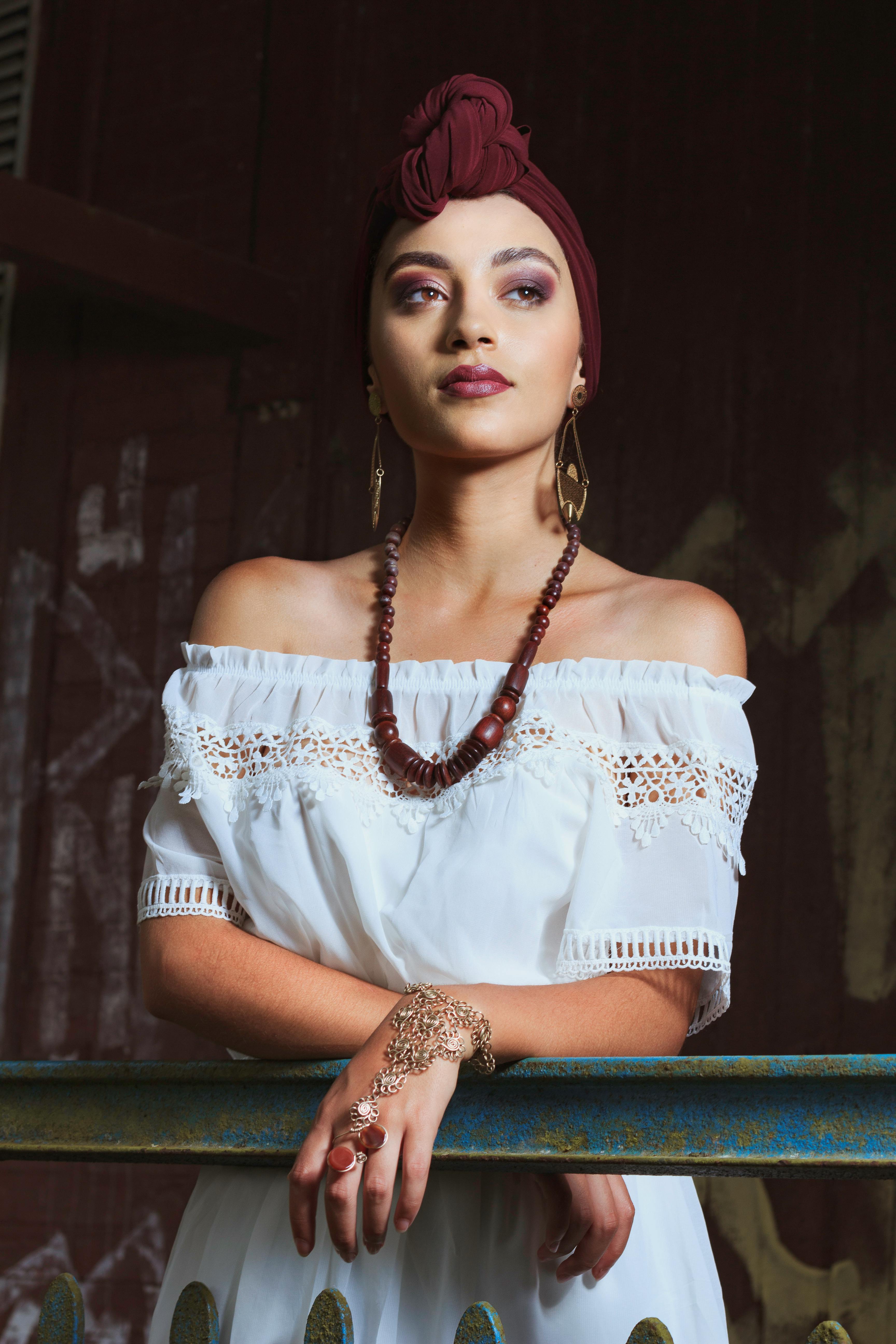 Una mujer con un atuendo de inspiración bohemia | Fuente: Pexels