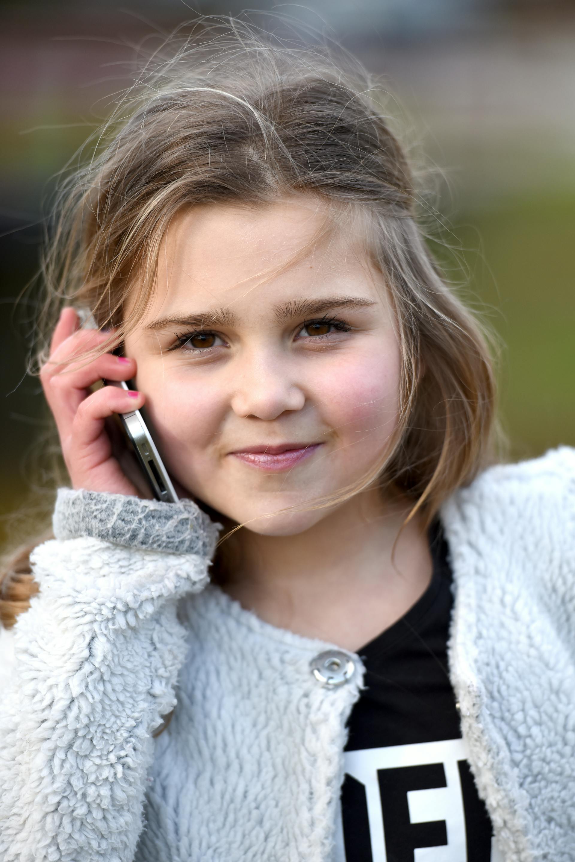 Una niña hablando por teléfono | Fuente: Pexels