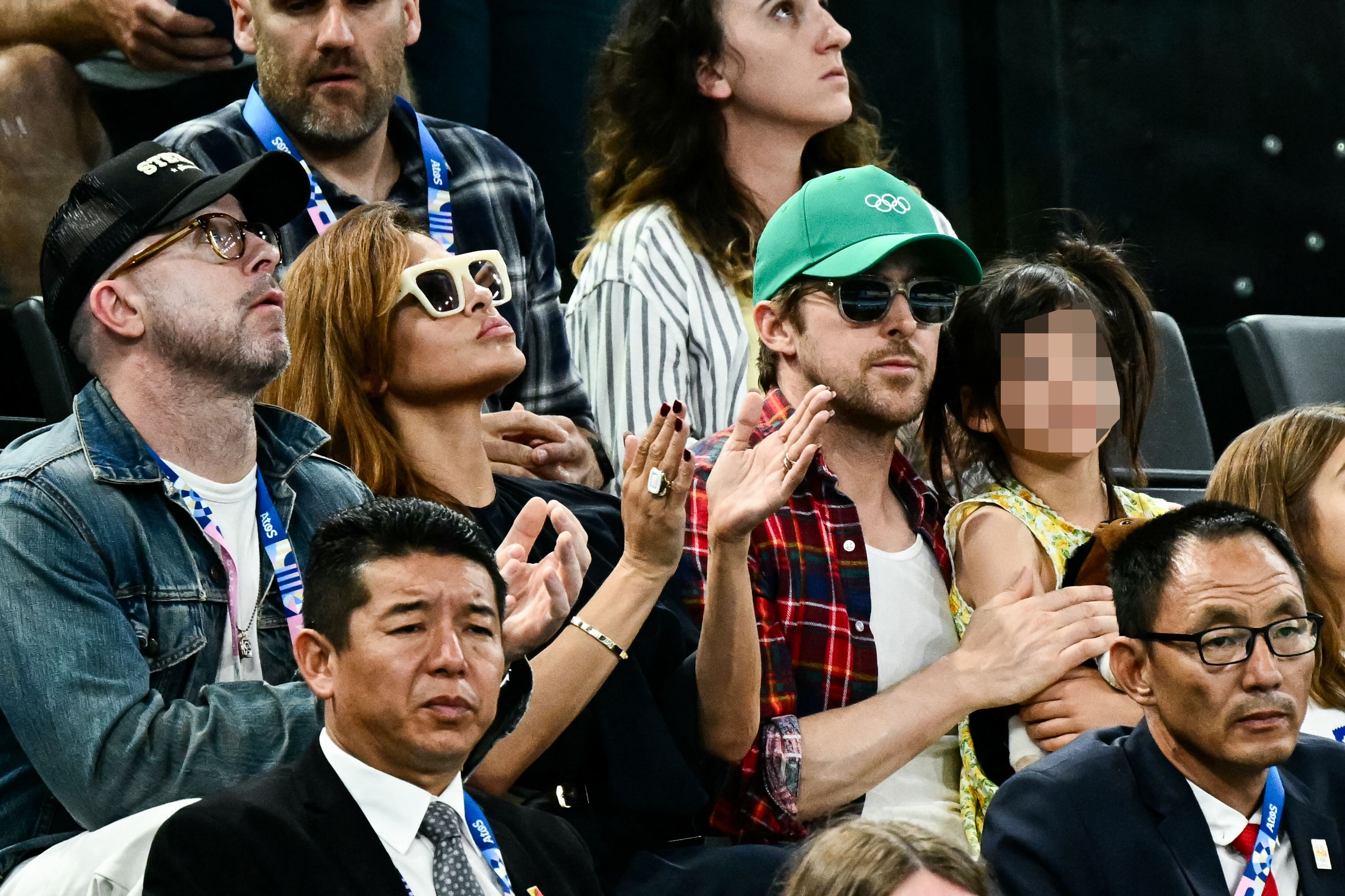 Eva Mendes y Ryan Gosling, con su hija, viendo la final femenina de barras asimétricas en los Juegos Olímpicos de París 2024 el 4 de agosto de 2024 | Fuente: Getty Images