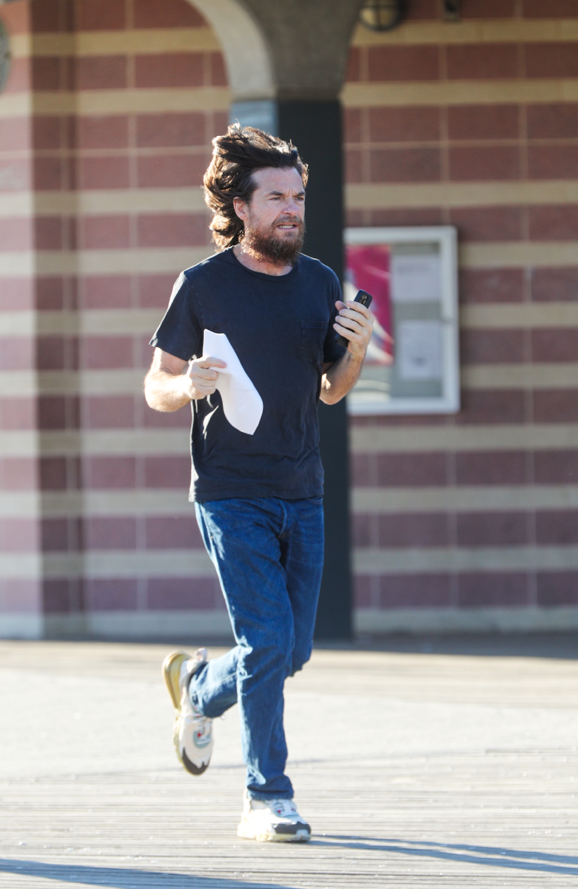 El actor en el set de rodaje de la serie de televisión "Conejo Negro" el 13 de junio de 2024, en Nueva York. | Fuente: Getty Images