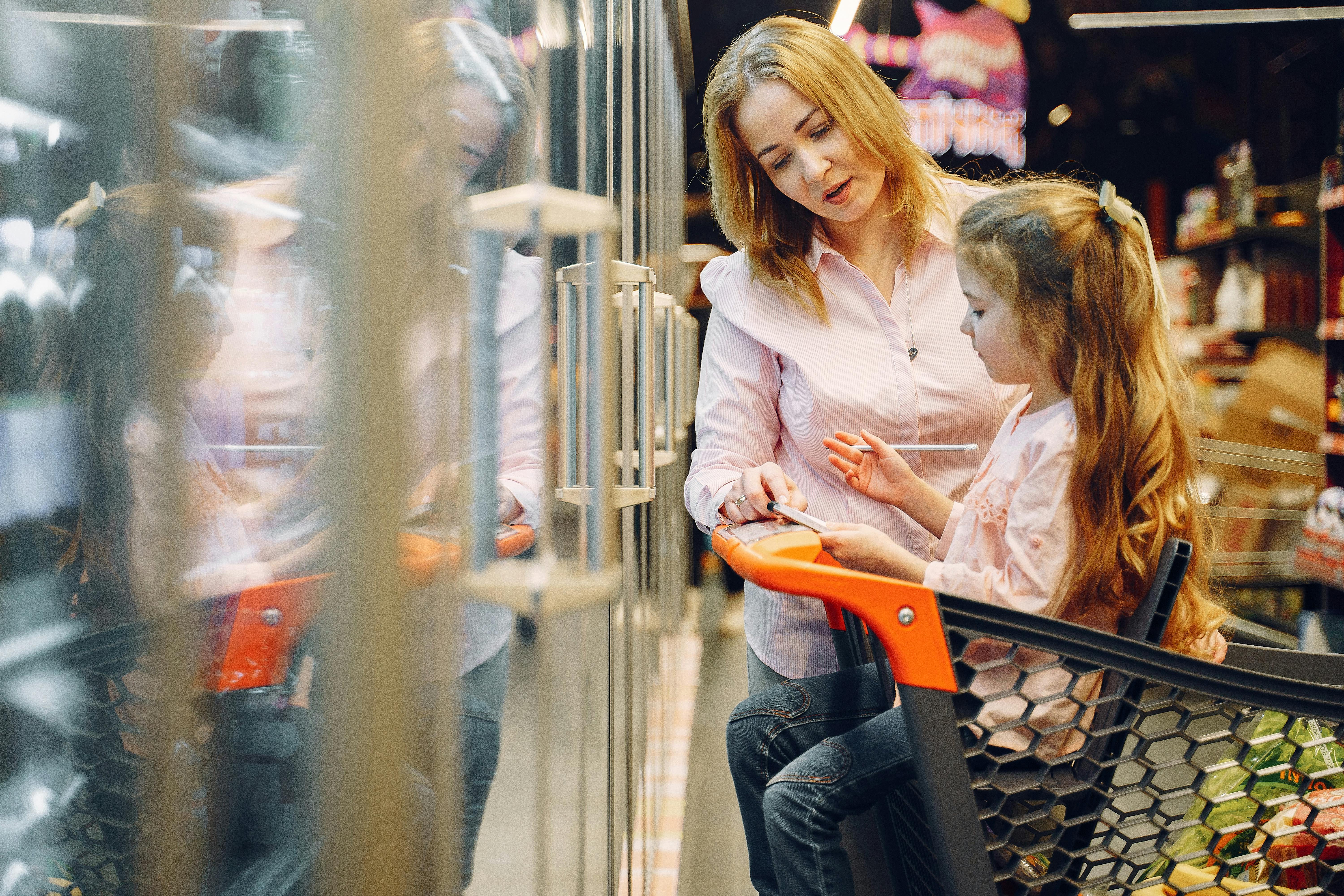 Una mujer con un niño en una tienda | Fuente: Pexels