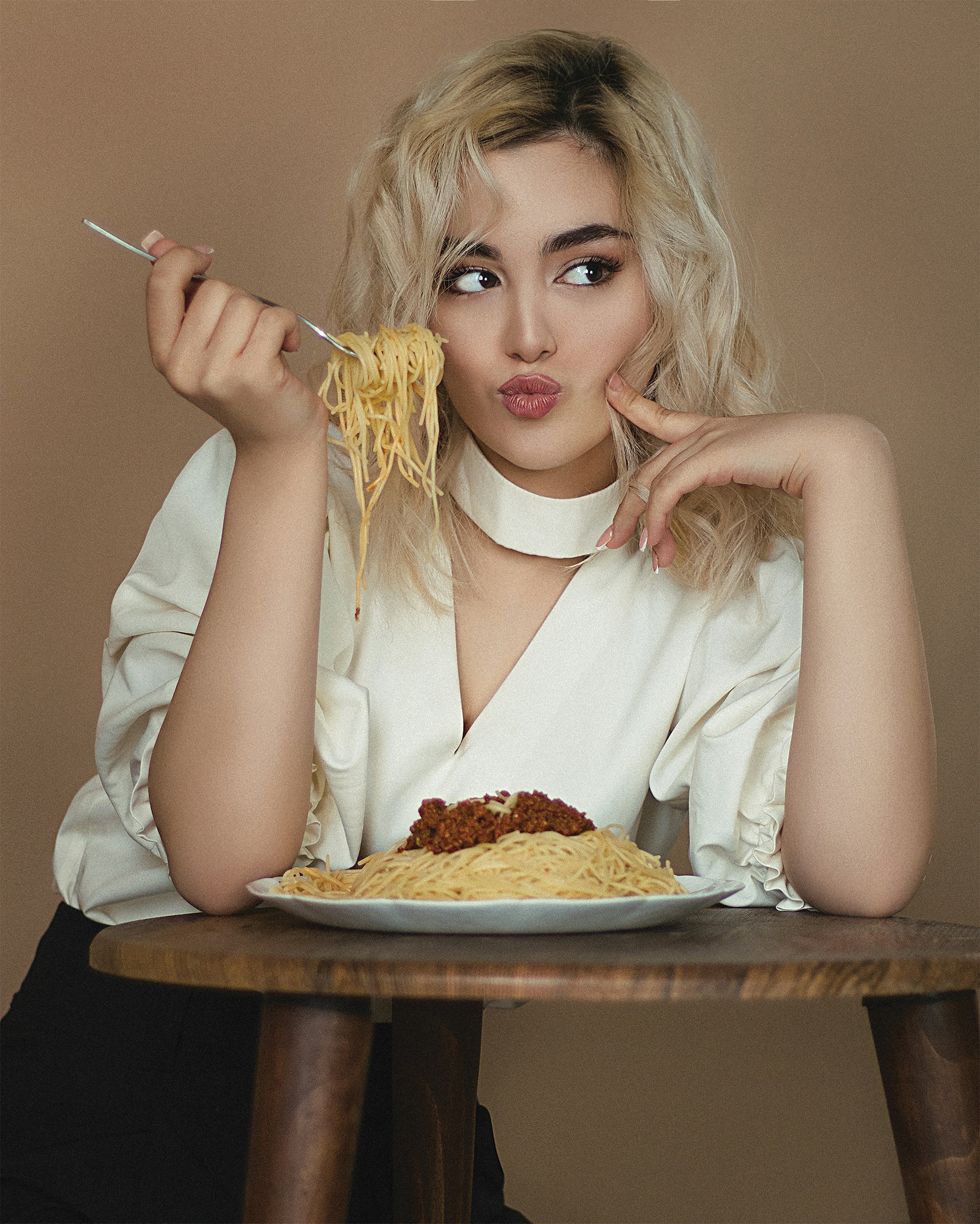 Una mujer disfrutando de un plato de espaguetis | Fuente: Unsplash