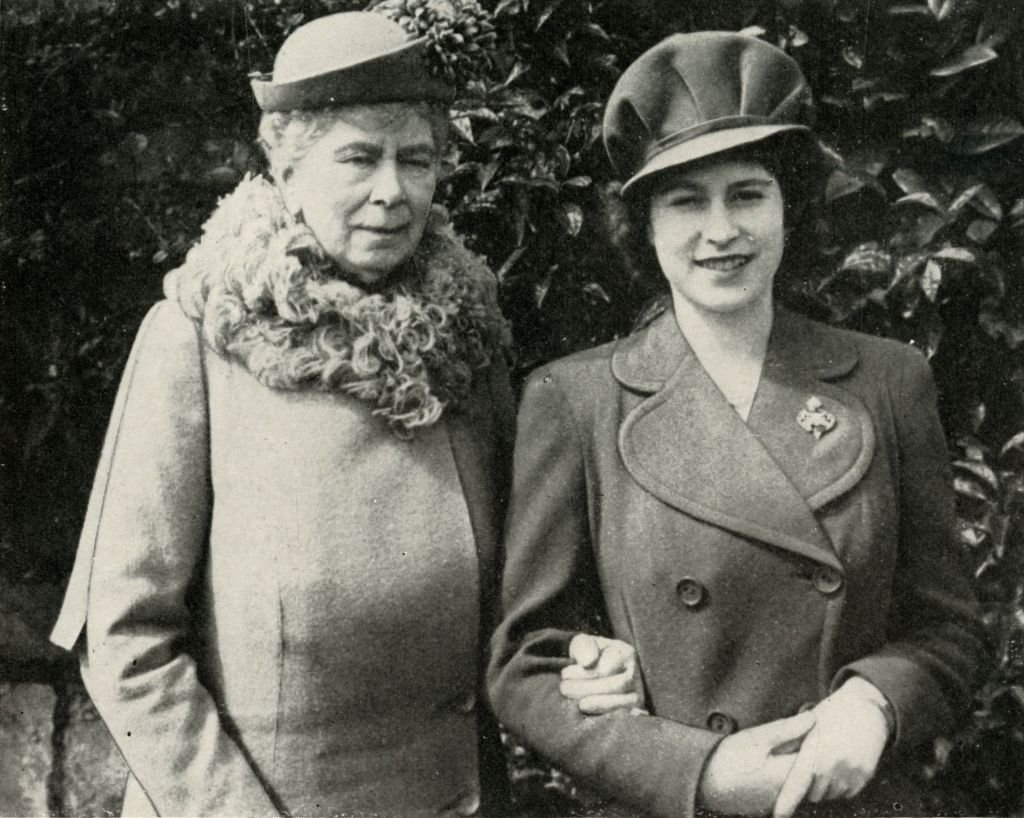 La reina Mary con Elizabeth en la fiesta por su decimoctavo cumpleaños en abril de 1944 en Londres, Inglaterra. | Foto: Getty Images