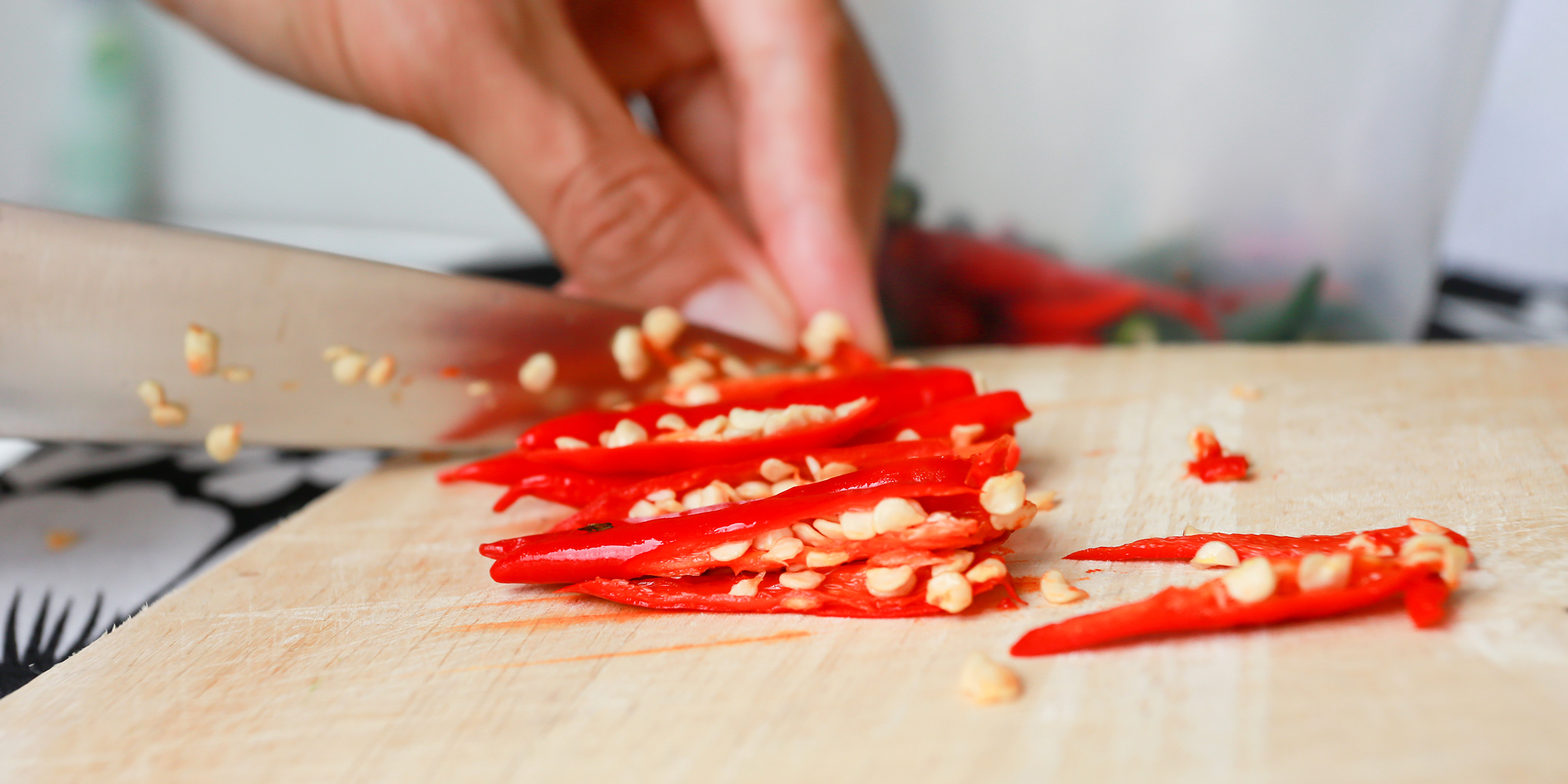 Una persona cortando un chile | Fuente: Shutterstock