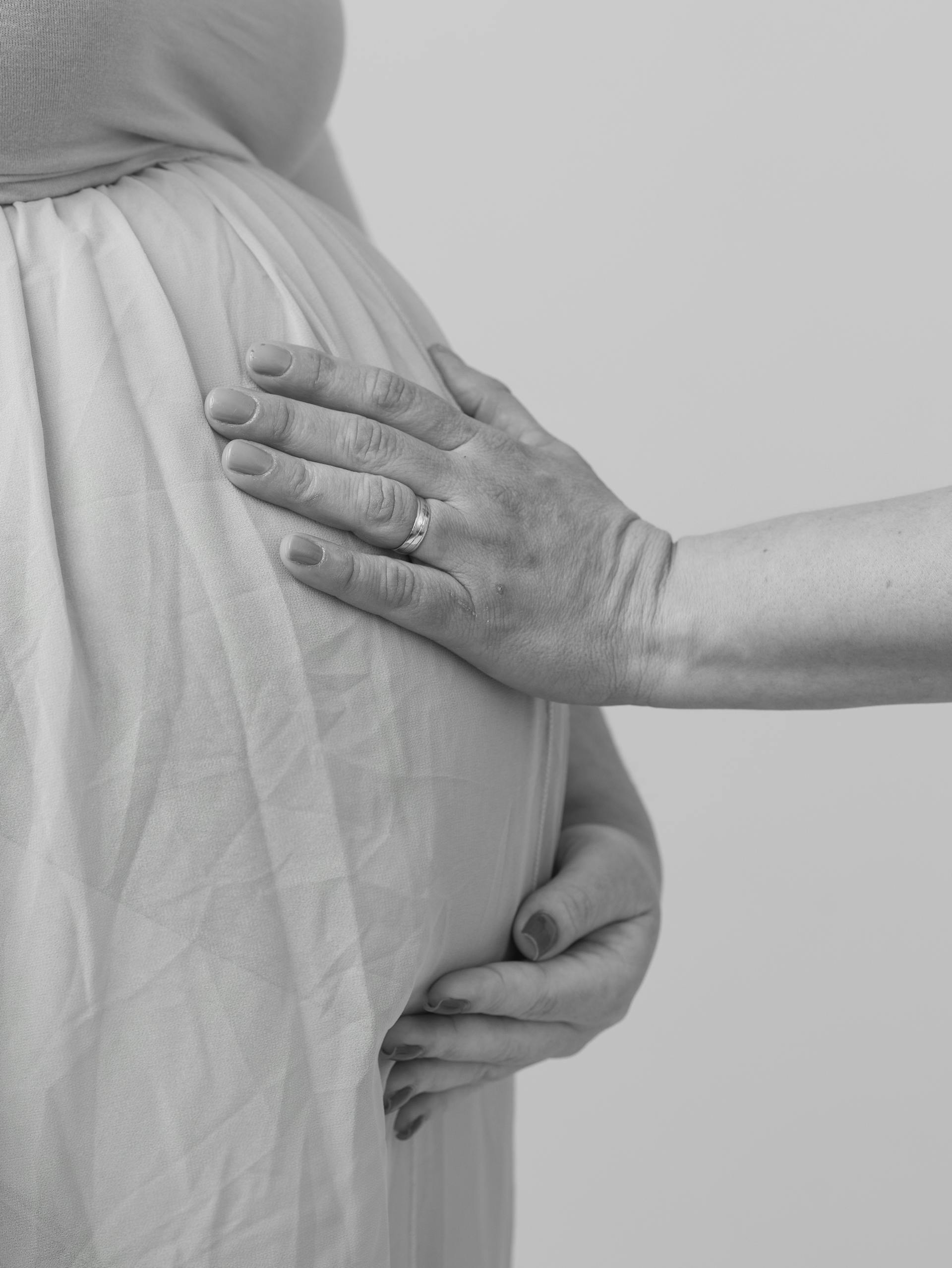 Persona tocando un vientre embarazado | Fuente: Pexels