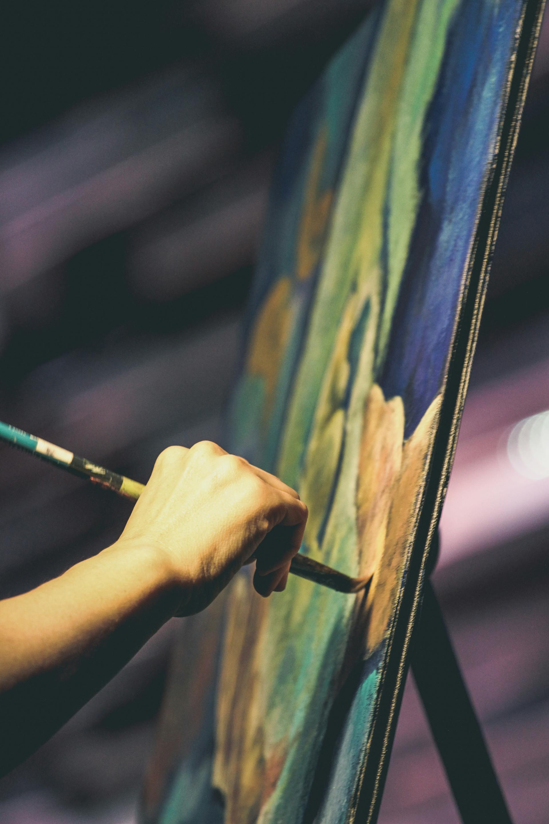 Una persona che dipinge | Fonte: Pexels