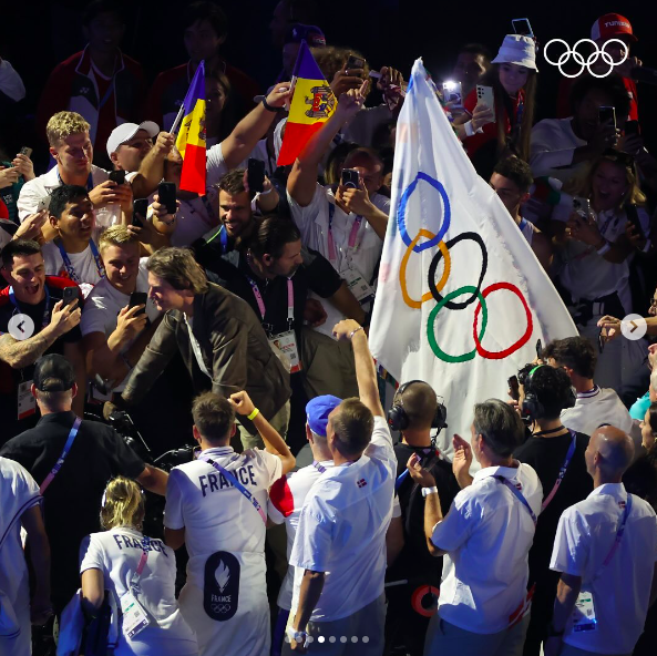 Tom Cruise conduciendo con la bandera olímpica, publicado el 11 de agosto de 2024 | Fuente: Instagram/olympics