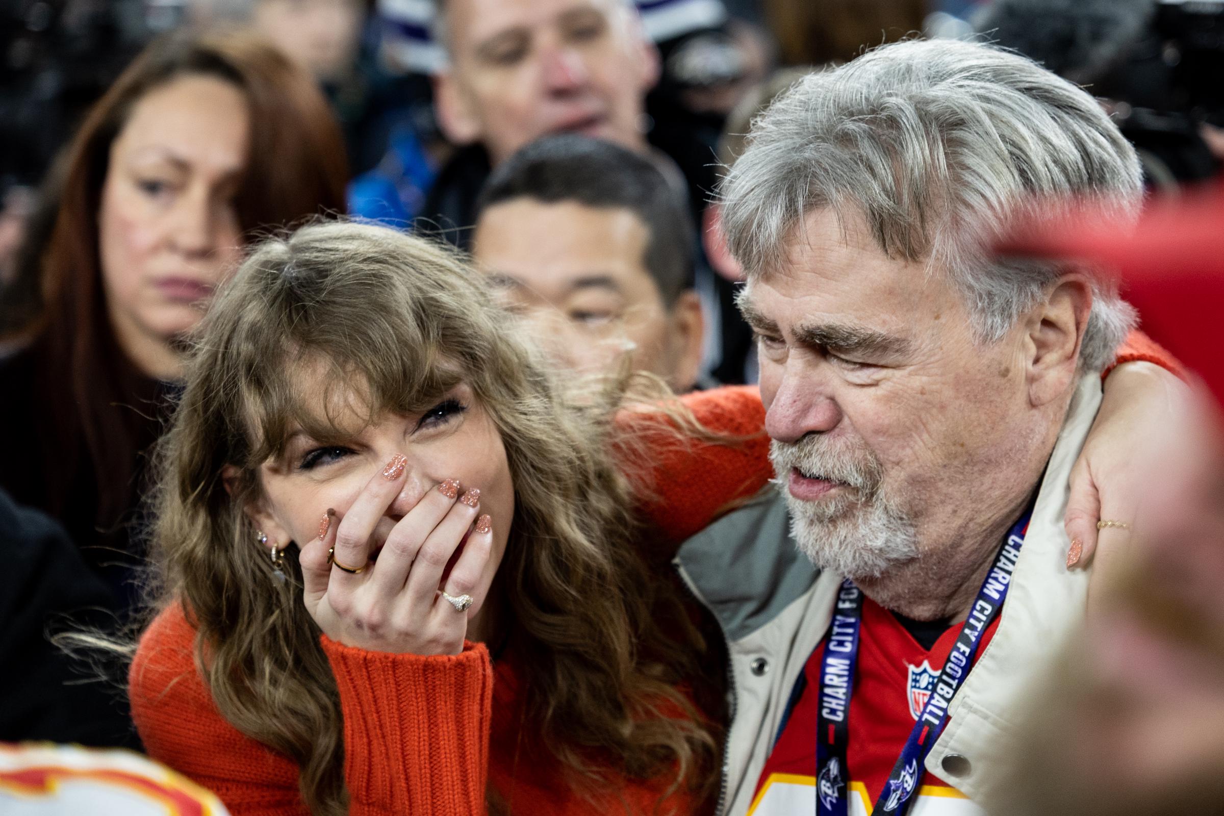 Taylor Swift abraza a Ed Kielce tras el partido de fútbol americano del Campeonato de la AFC de la NFL entre los Kansas City Chiefs y los Baltimore Ravens | Fuente: Getty Images