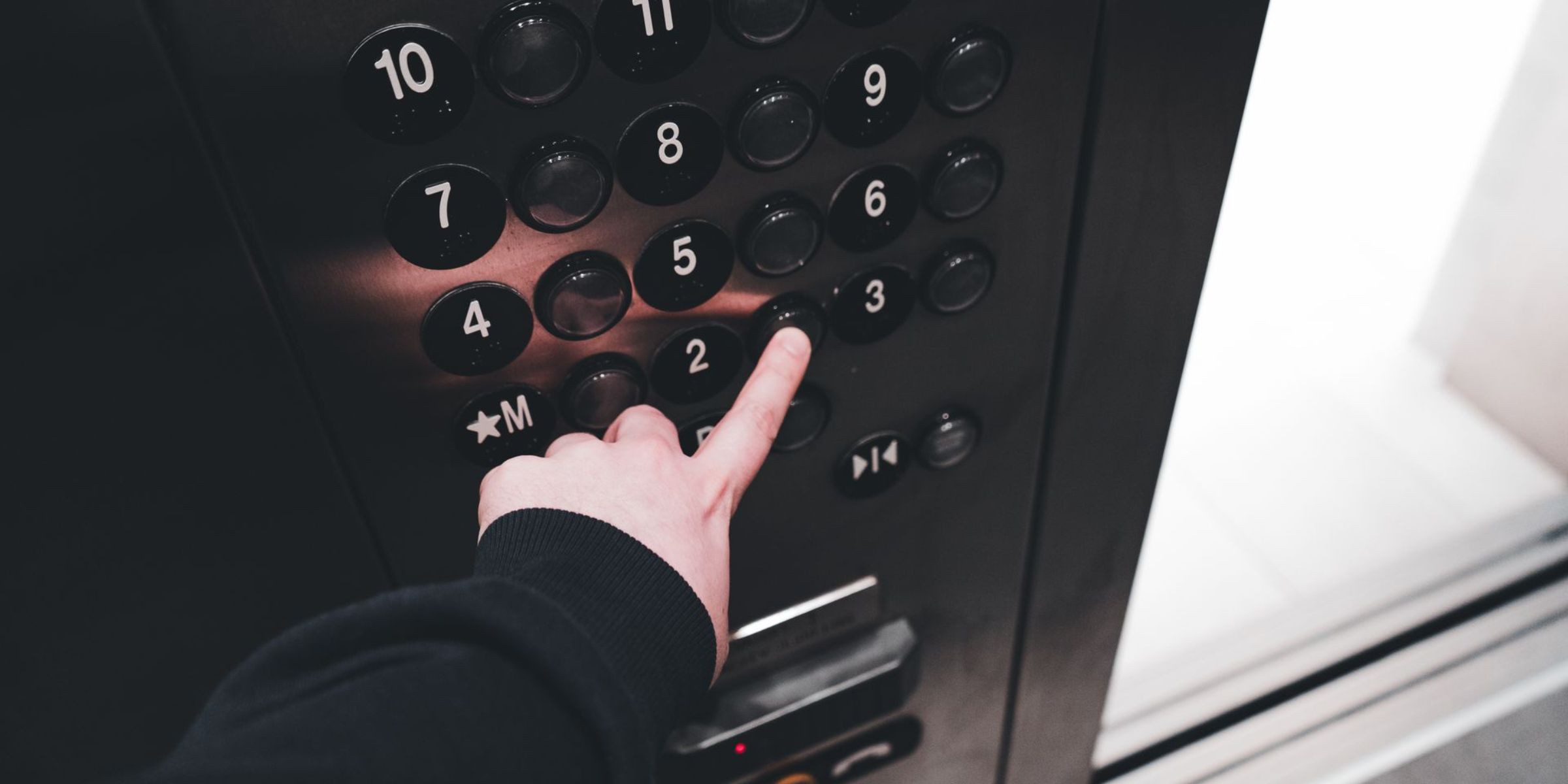 Botones en un ascensor | Fuente: Pexels