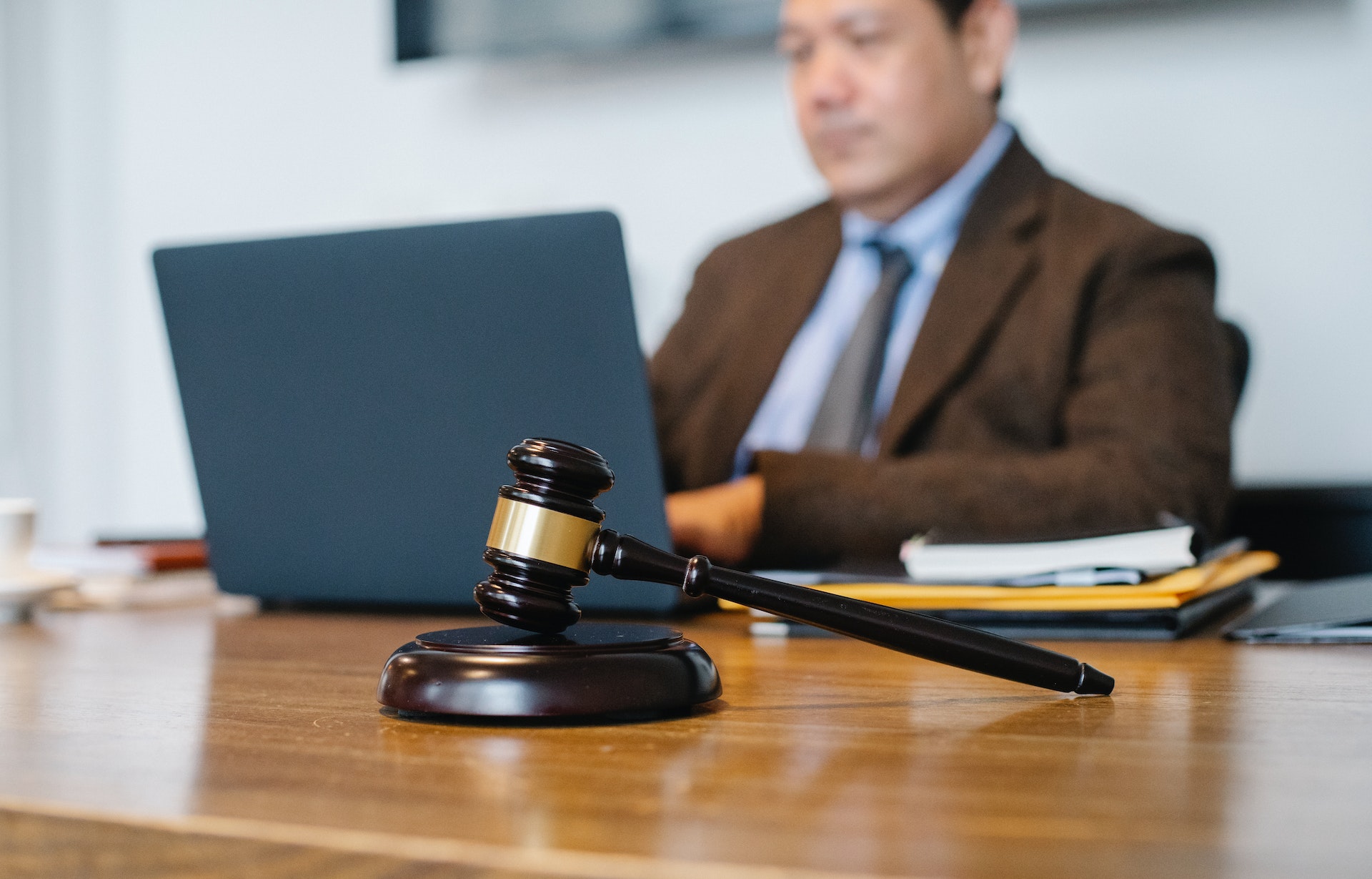 Un abogado sentado en su despacho | Fuente: Pexels