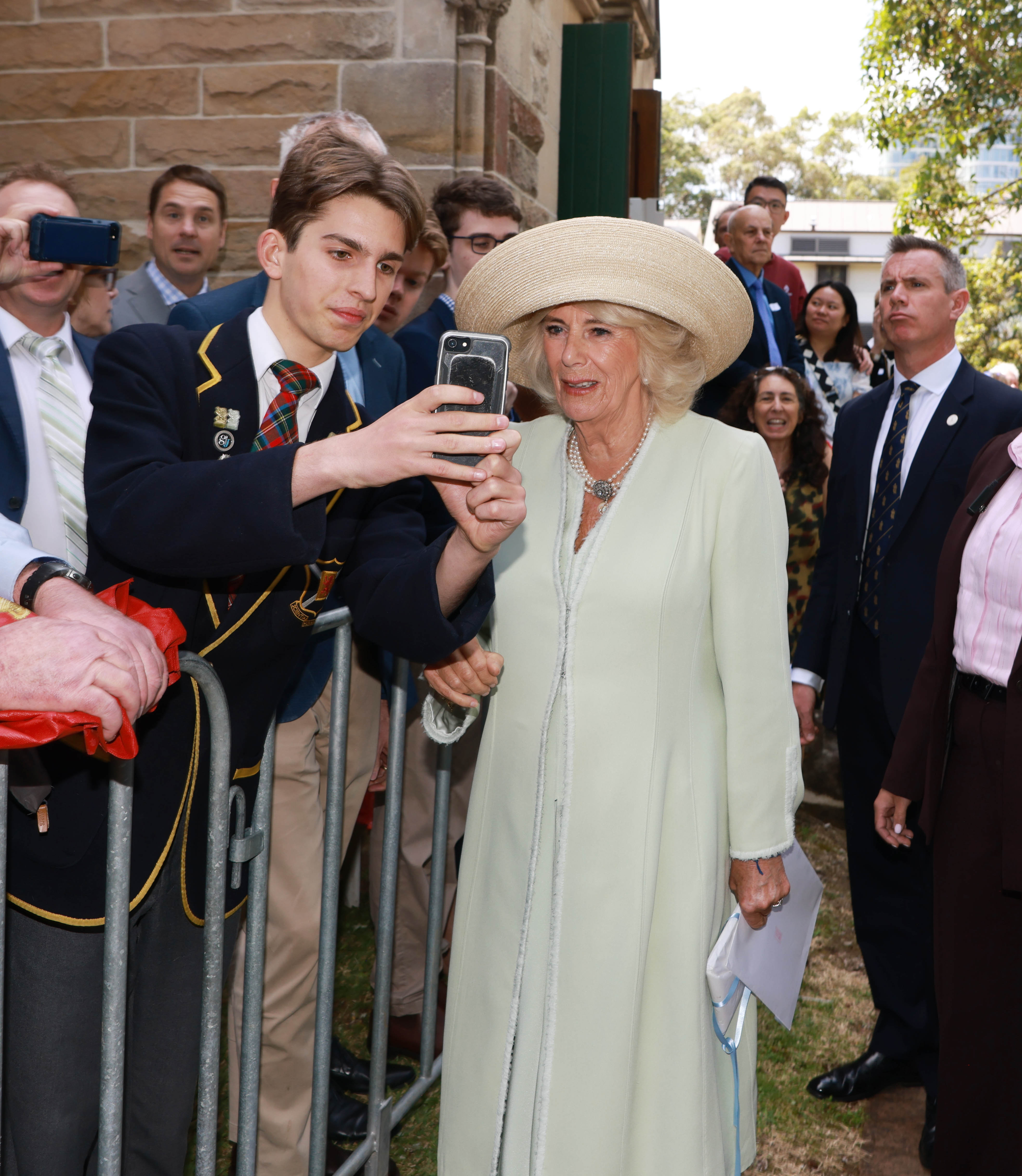 La reina Camilla saluda a sus seguidores en la Iglesia Anglicana de Santo Tomás el 20 de octubre de 2024, en Sidney, Australia. | Fuente: Getty Images