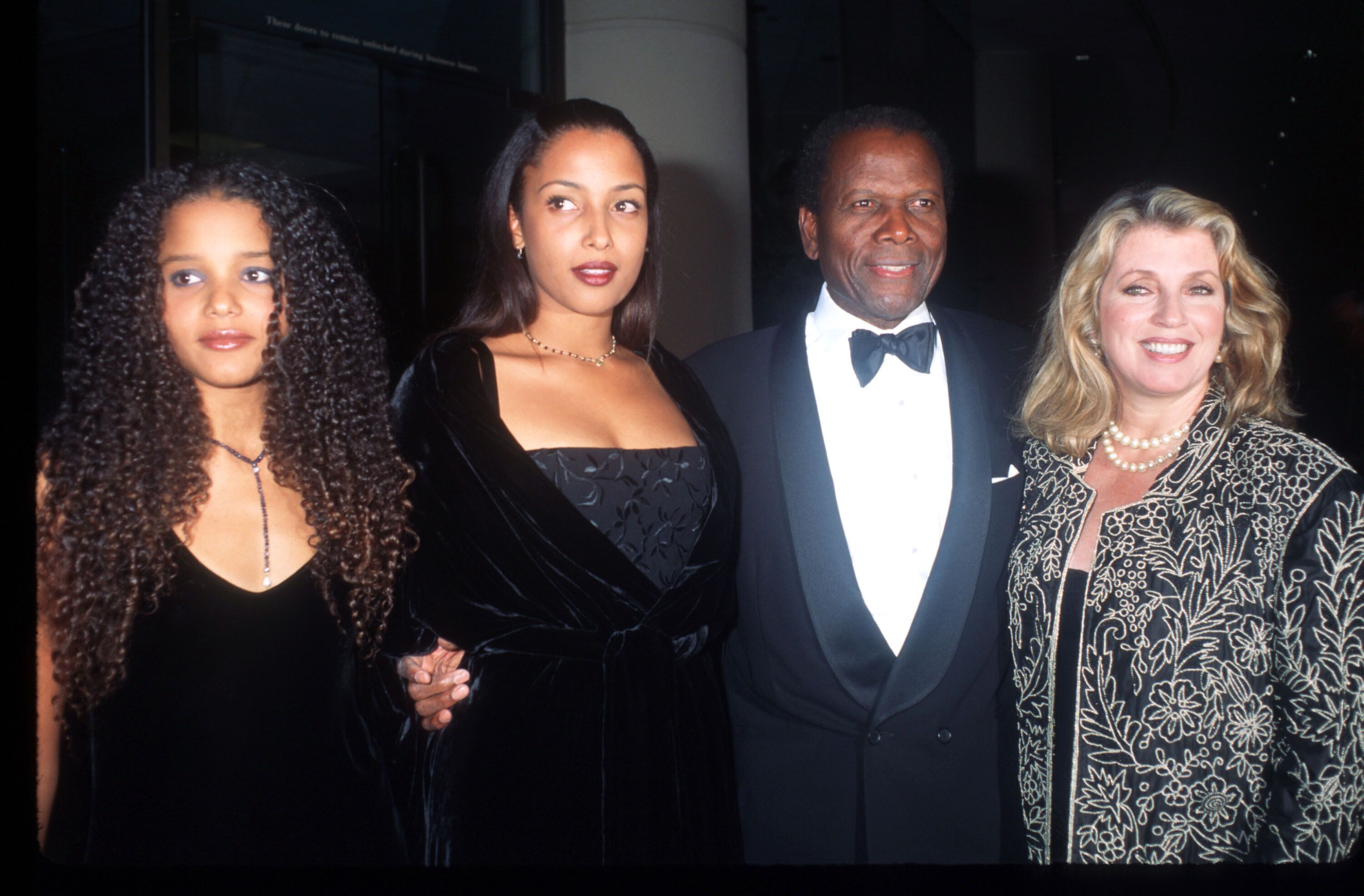 Sidney Poitier, su esposa Joanna Shimkus y sus dos hijas, Anika y Sidney, alrededor de la década de 1990. | Foto: Getty Images