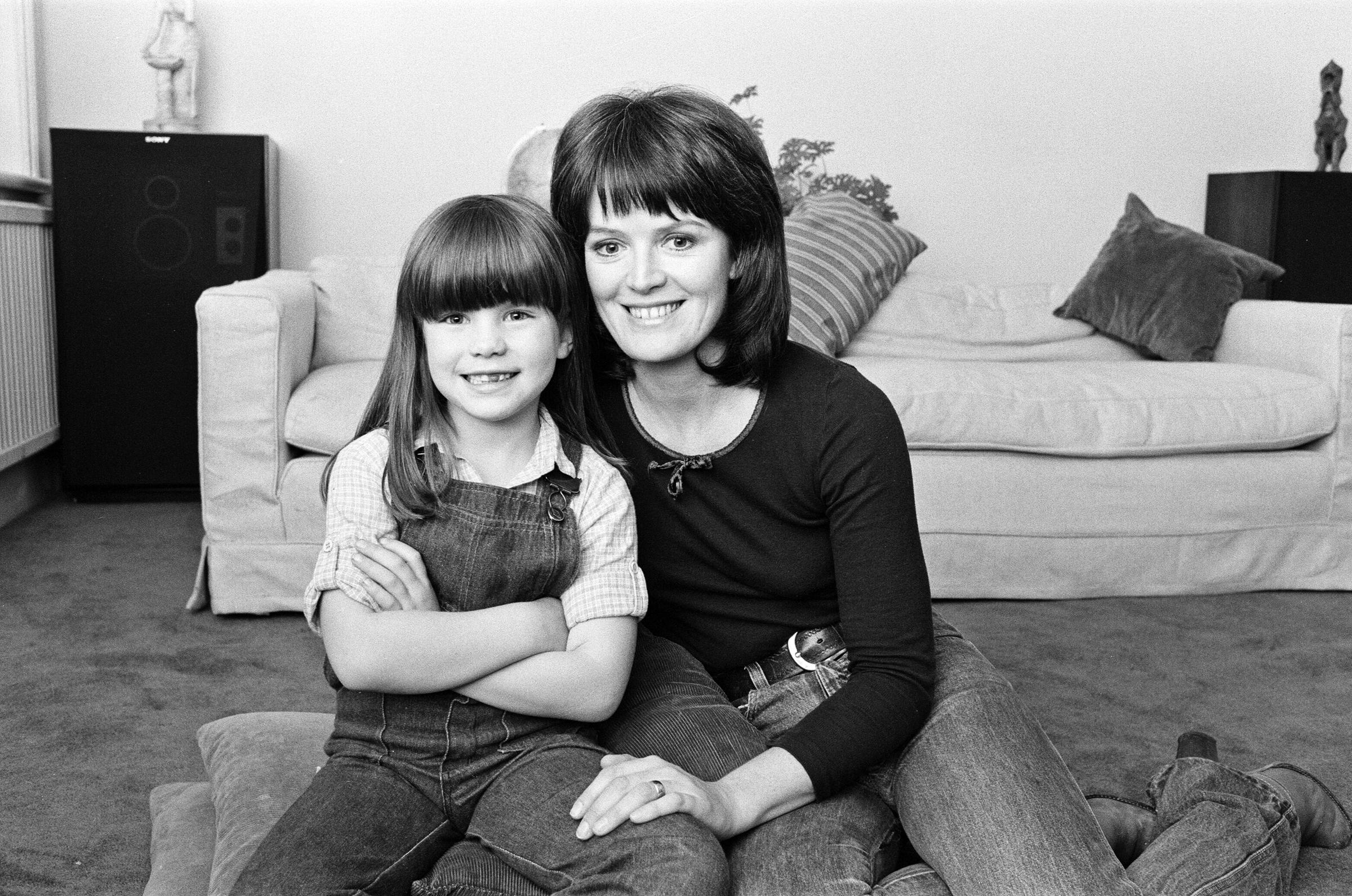 Judy Loe con Katie Beckinsale el 5 de octubre de 1979. | Fuente: Getty Images