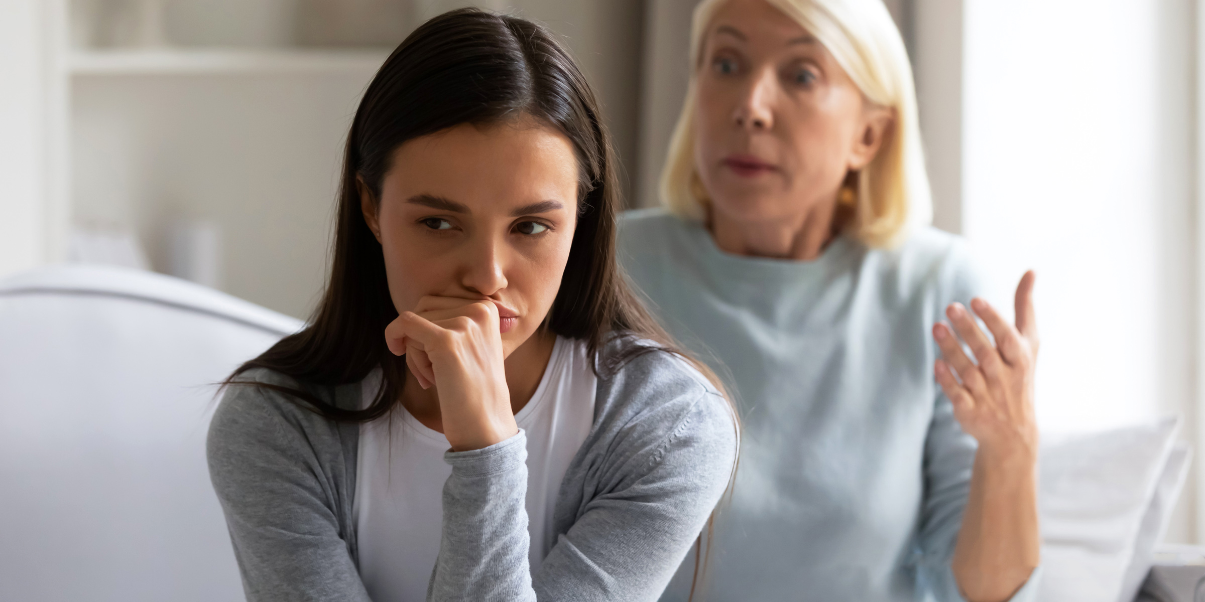 Una mujer mayor discutiendo con su nuera | Fuente: Shutterstock