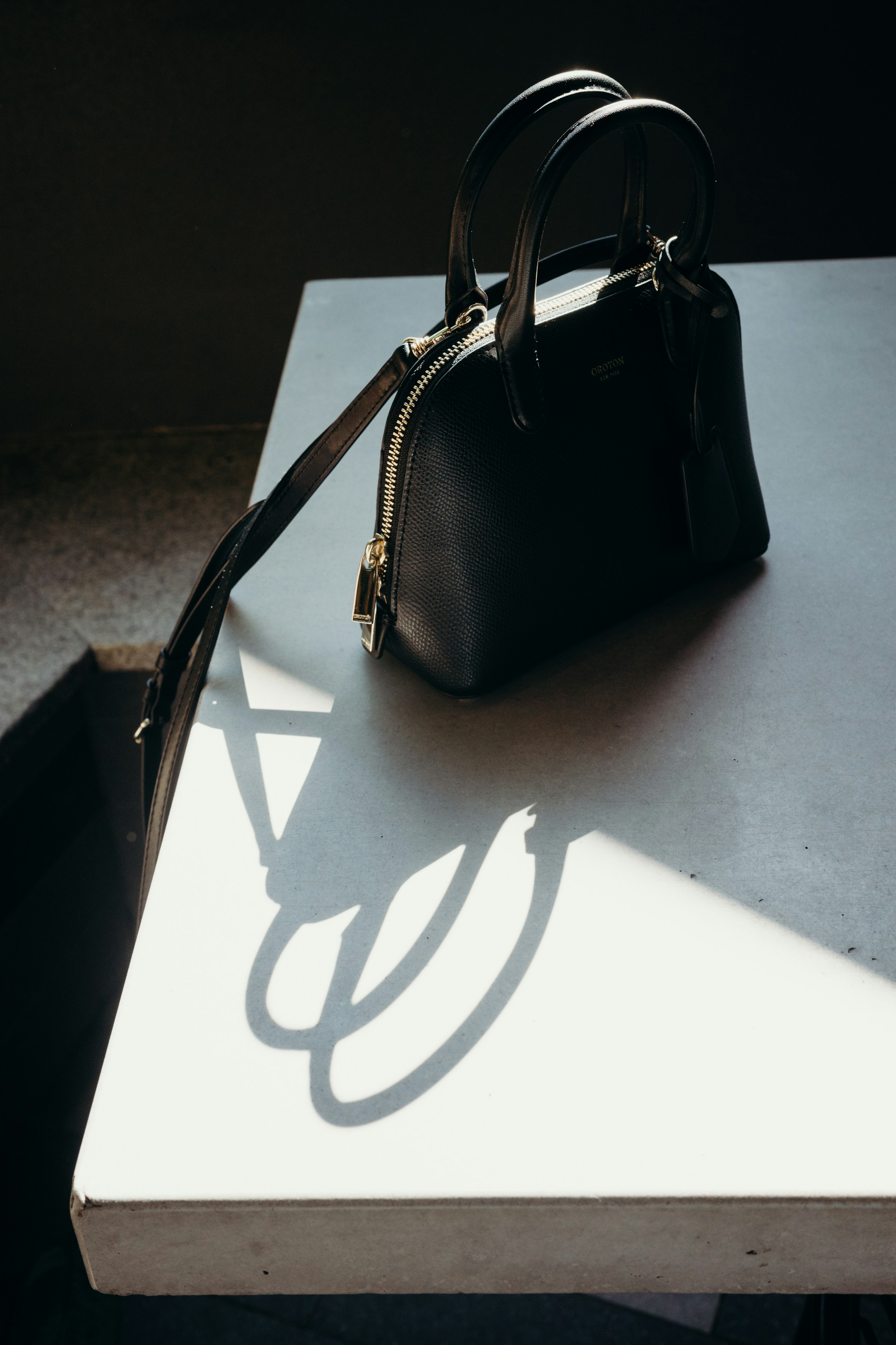 Un bolso negro sobre una mesa | Fuente: Unsplash