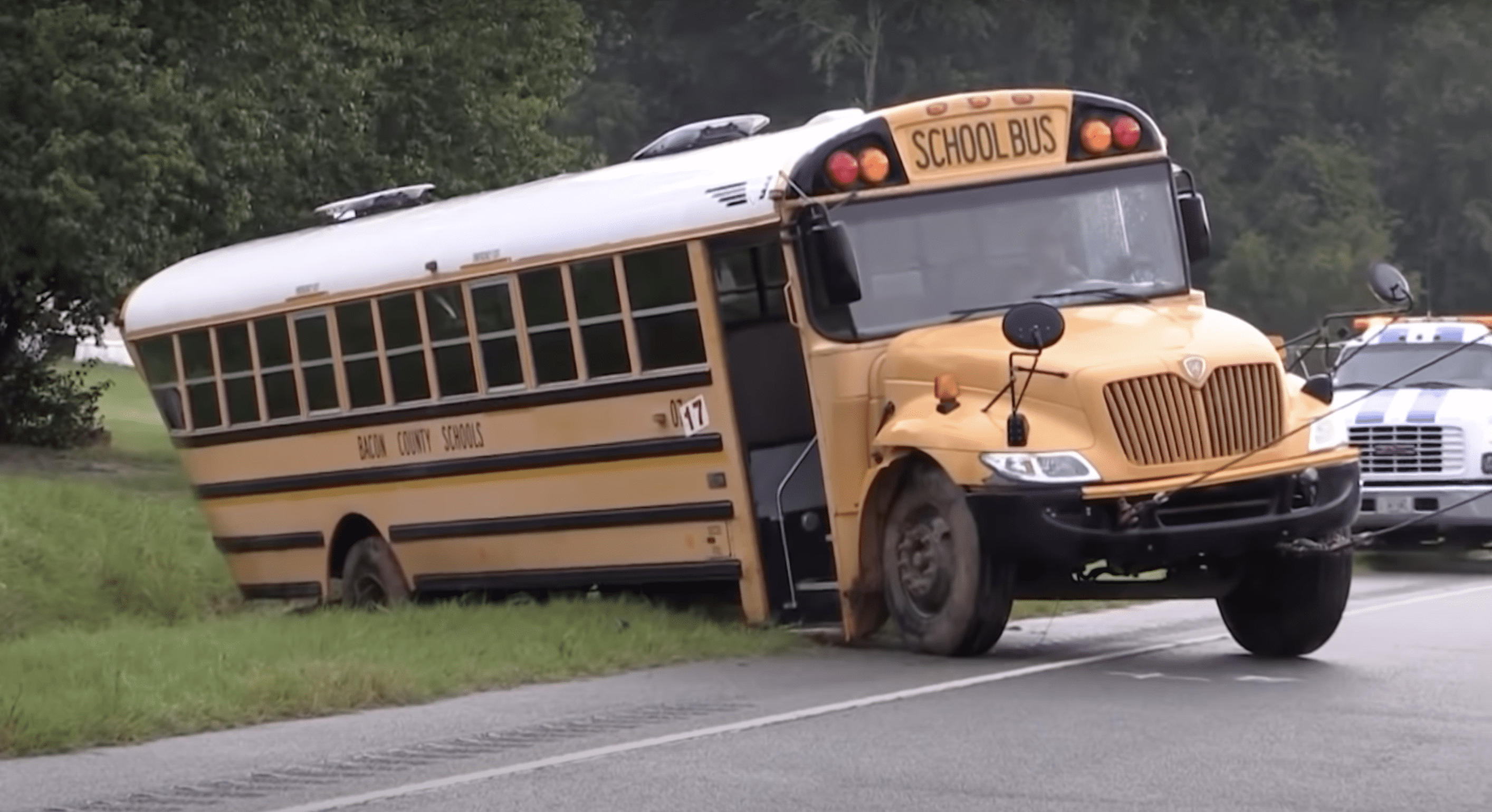El autobús escolar contra el que se estrelló el camión de transporte. | Foto: YouTube.com/WSAV3