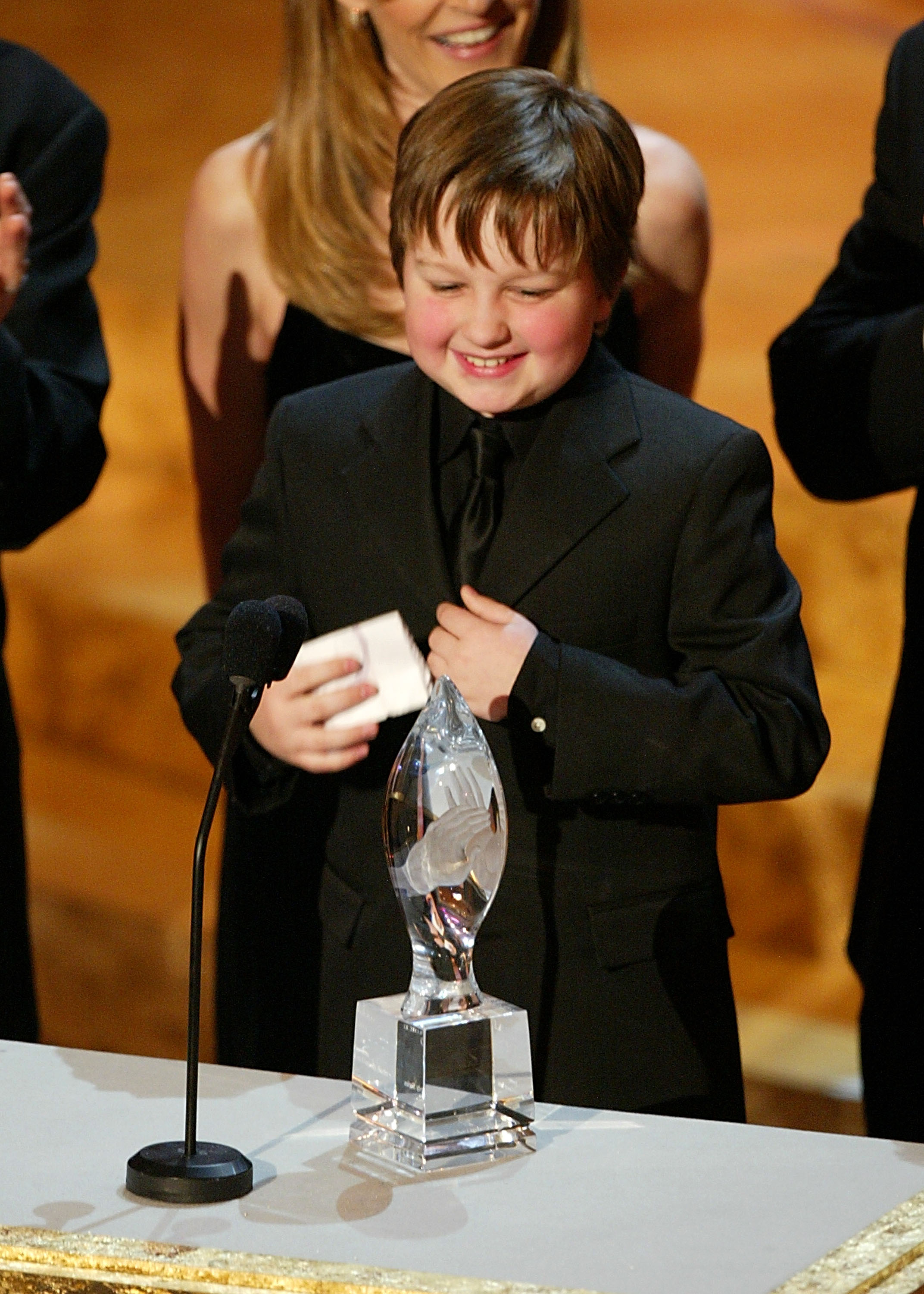 El actor aceptando un premio en los People's Choice Awards por su papel en "Two and a Half Men" en Los Ángeles en 2004 | Fuente: Getty Images