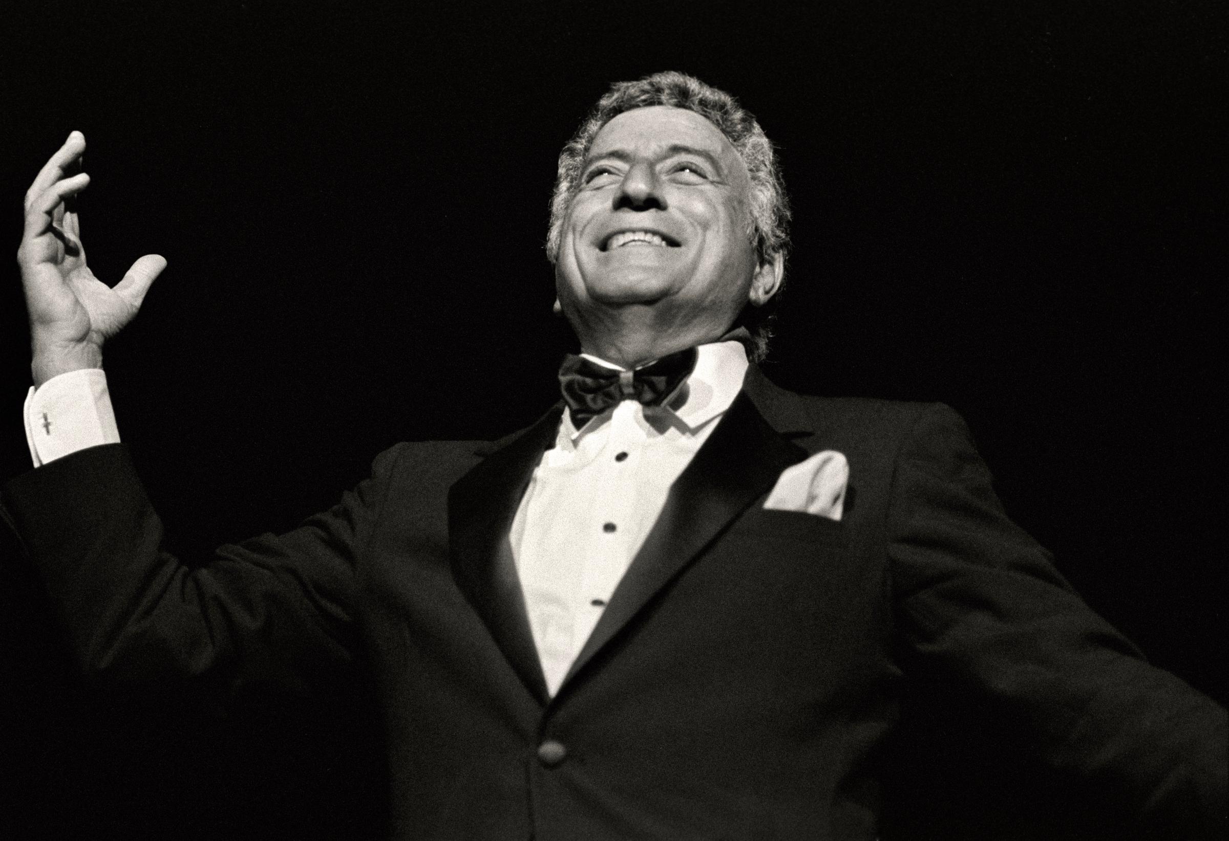 Tony Bennett actuando en directo el 4 de octubre de 1991, en Cheyenne, Wyoming. | Fuente: Getty Images