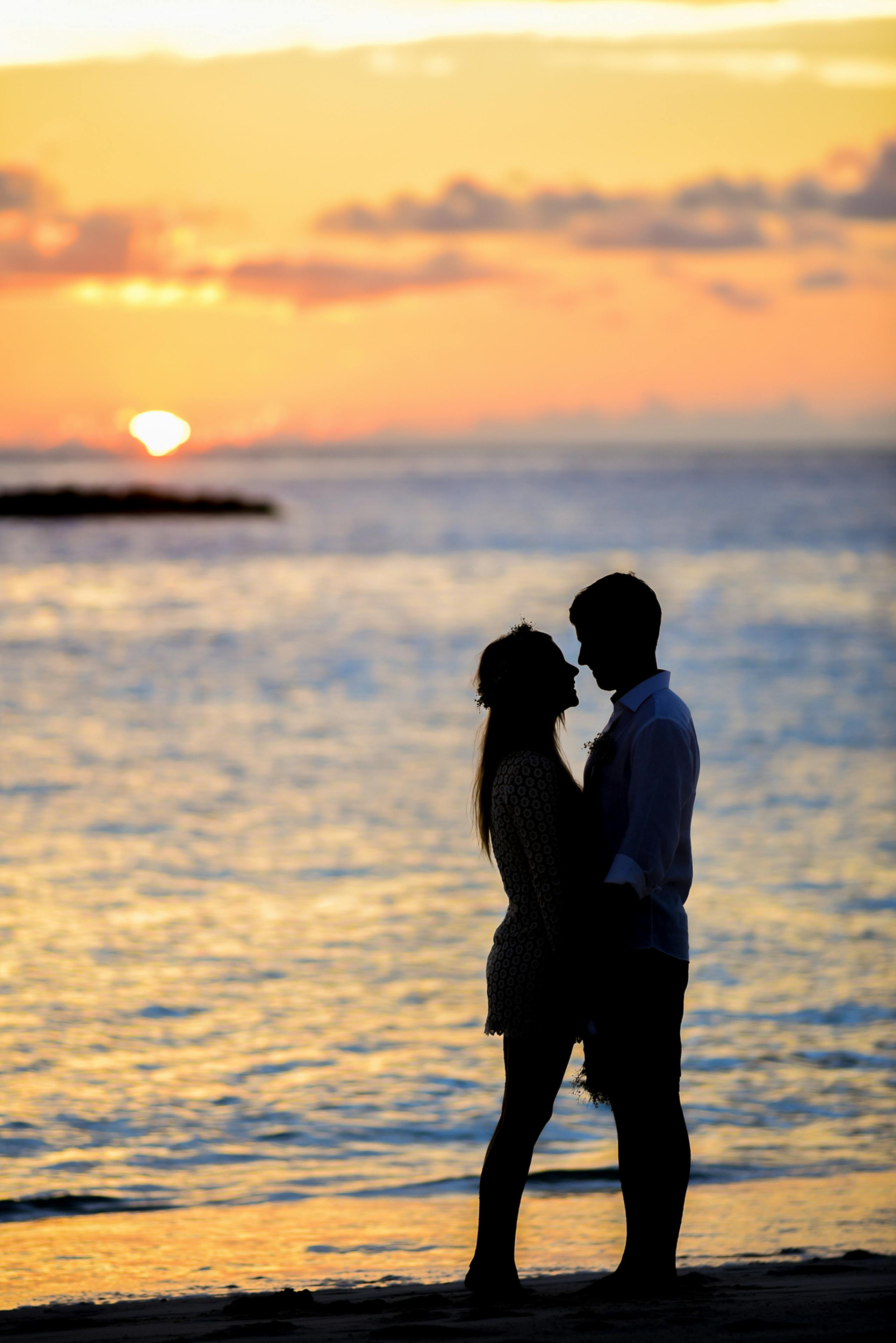 Una pareja en la playa | Fuente: Pexels