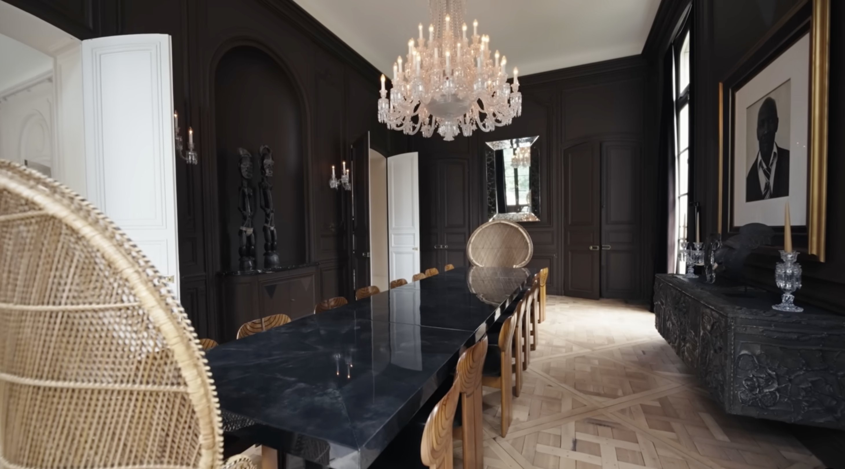 El comedor principal de Lenny Kravitz, publicado el 15 de abril de 2025 | Fuente: YouTube/Architectural Digest
