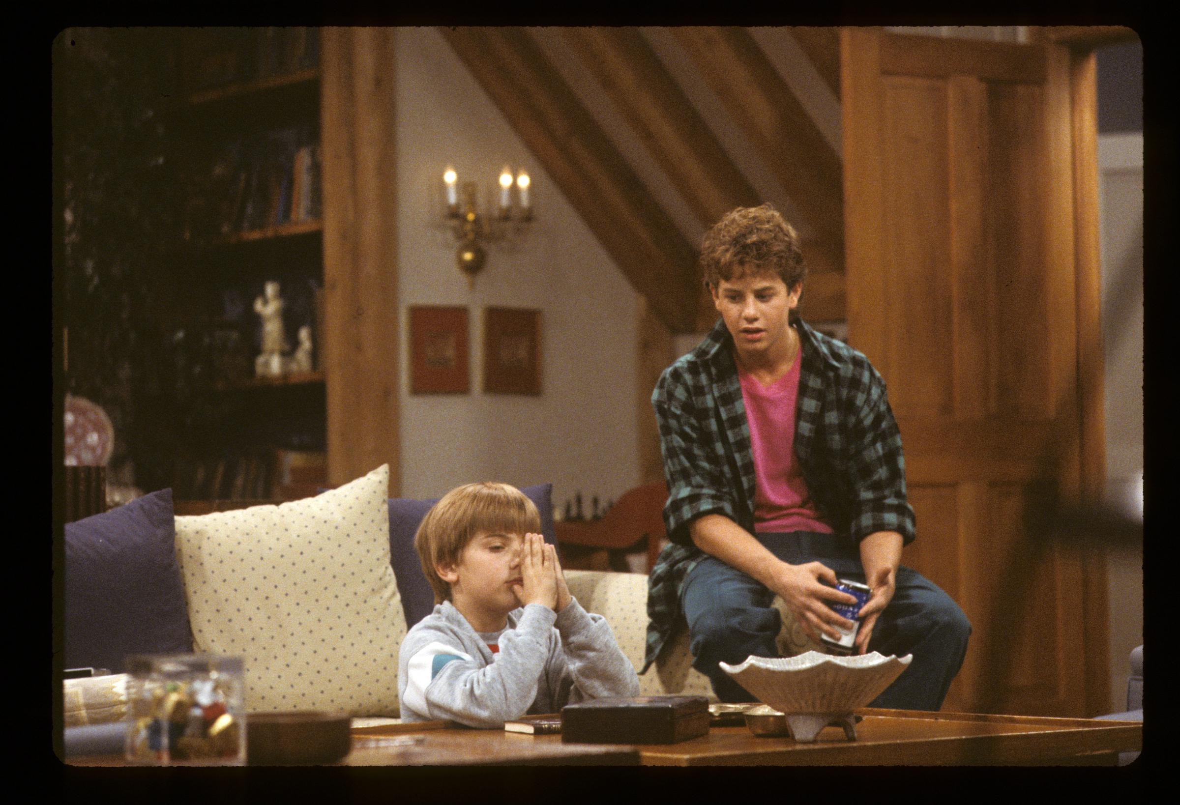 El actor en el plató con su compañero Jeremy Miller en la película "Growing pains" el 18 de febrero de 1986 | Fuente: Getty Images