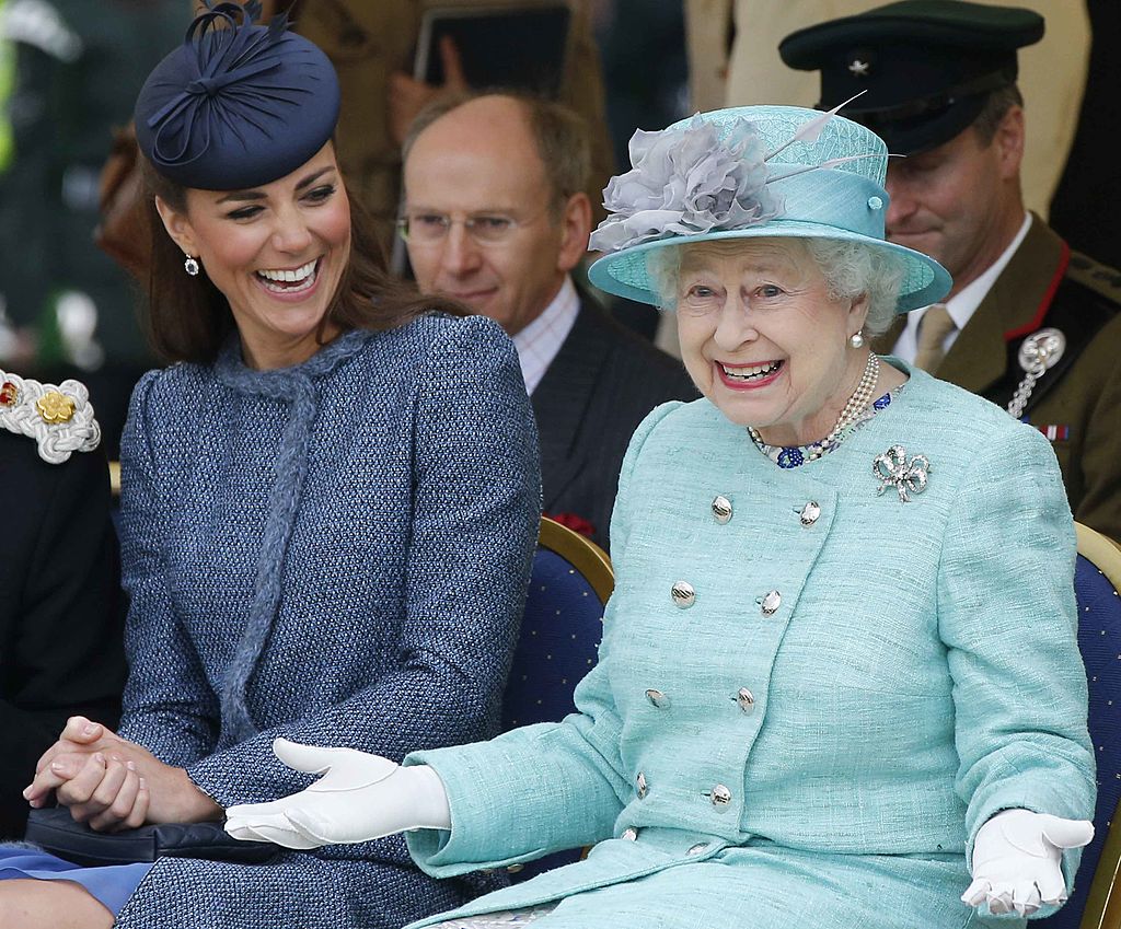 Catherine, la duquesa de Cambridge y la reina Isabel II miran parte de un evento deportivo para niños. | Foto: Getty Images