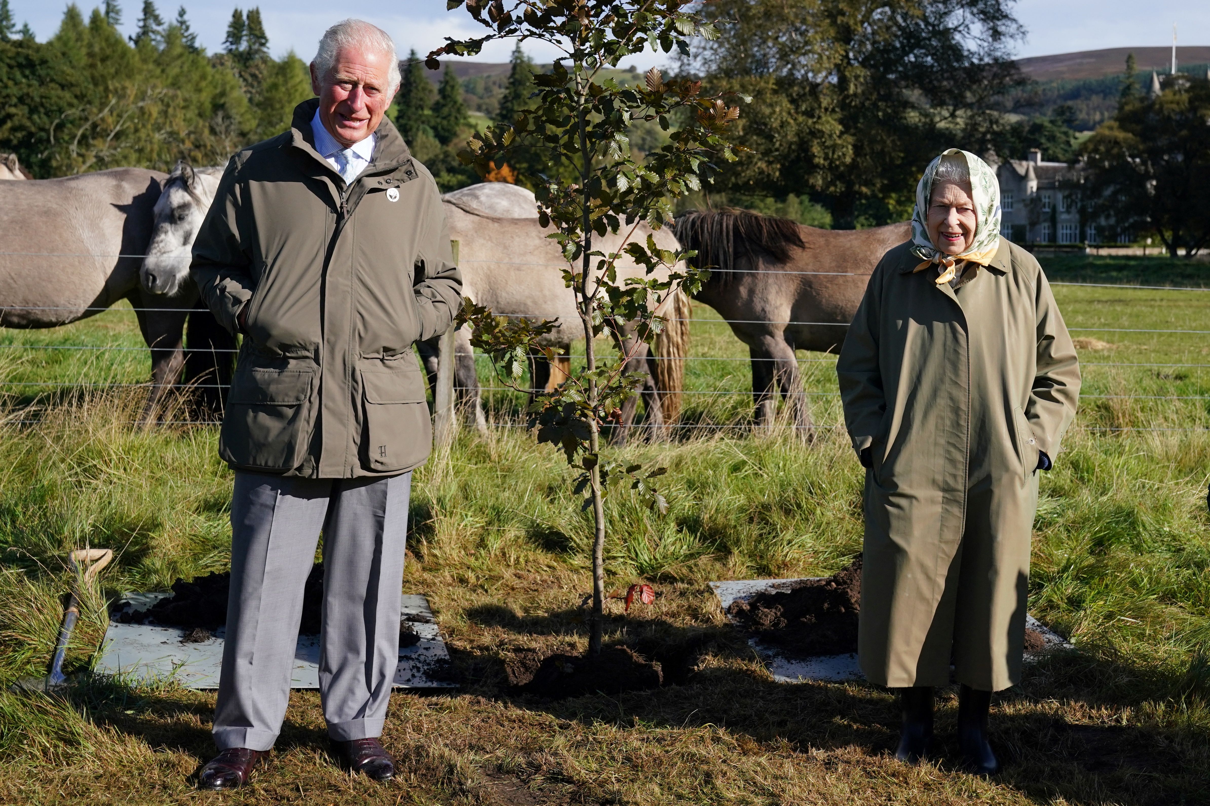 El rey Charles III y la difunta reina Elizabeth en la finca de Balmoral, Escocia, el 1 de octubre de 2021 | Fuente: Getty Images