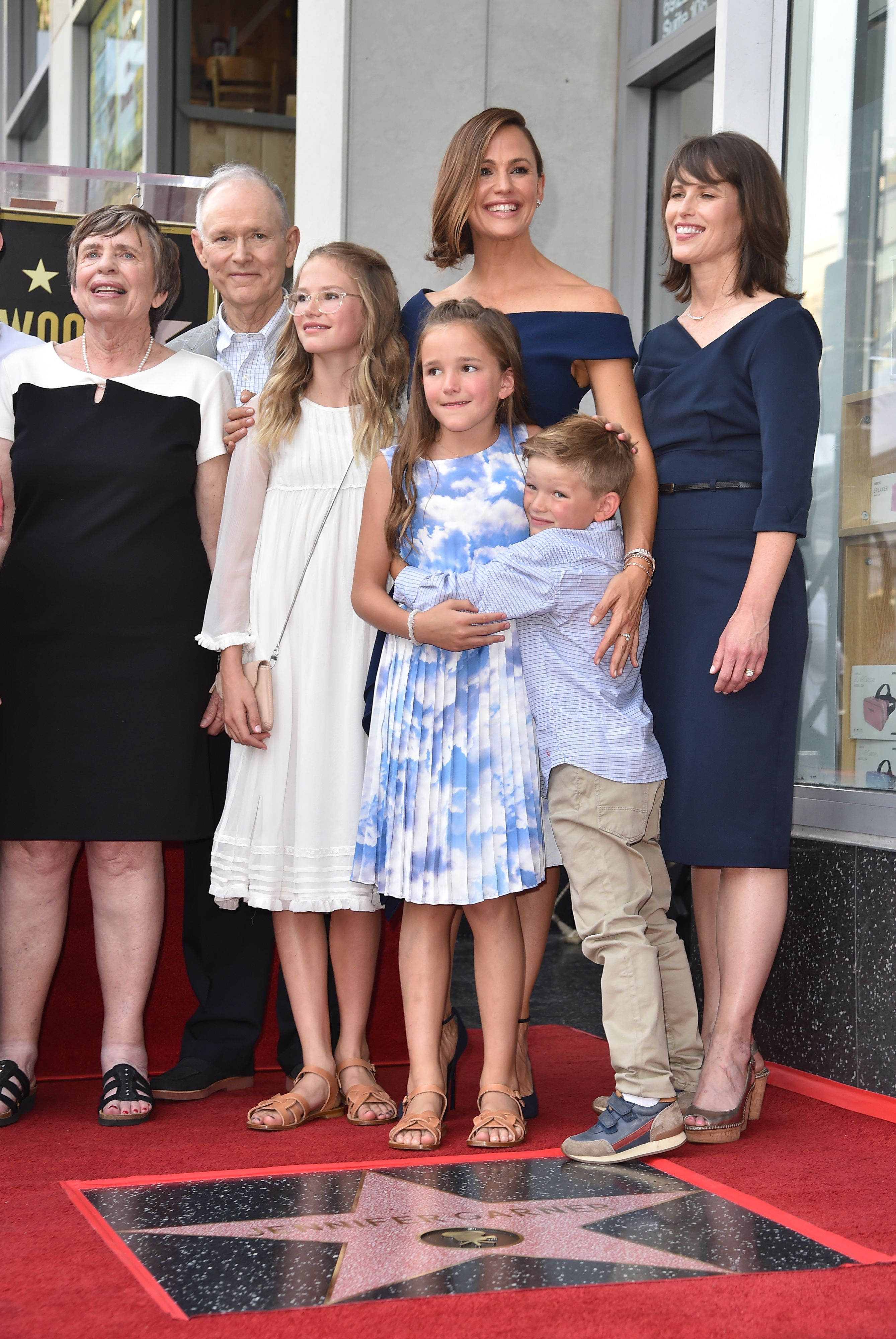 Jennifer Garner posa con sus padres Patricia Ann Garner y William John Garner, sus hijos Violet, Seraphina y Samuel Garner Affleck, y su hermana Melissa Garner Wylie en el Paseo de la Fama de Hollywood, el 20 de agosto de 2018, en Hollywood, California | Fuente: Getty Images