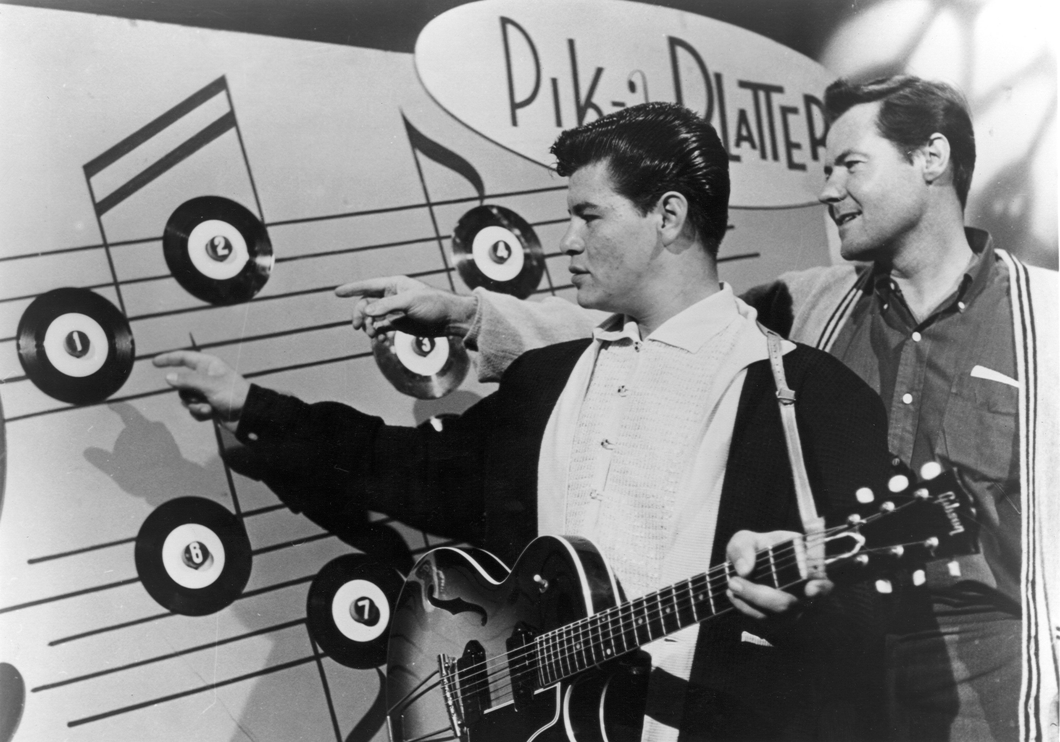 Ritchie Valens y el presidente de Del-Fi Records Bob Keane en un programa de televisión en 1958 en Los Ángeles, California. | Foto: Getty Images