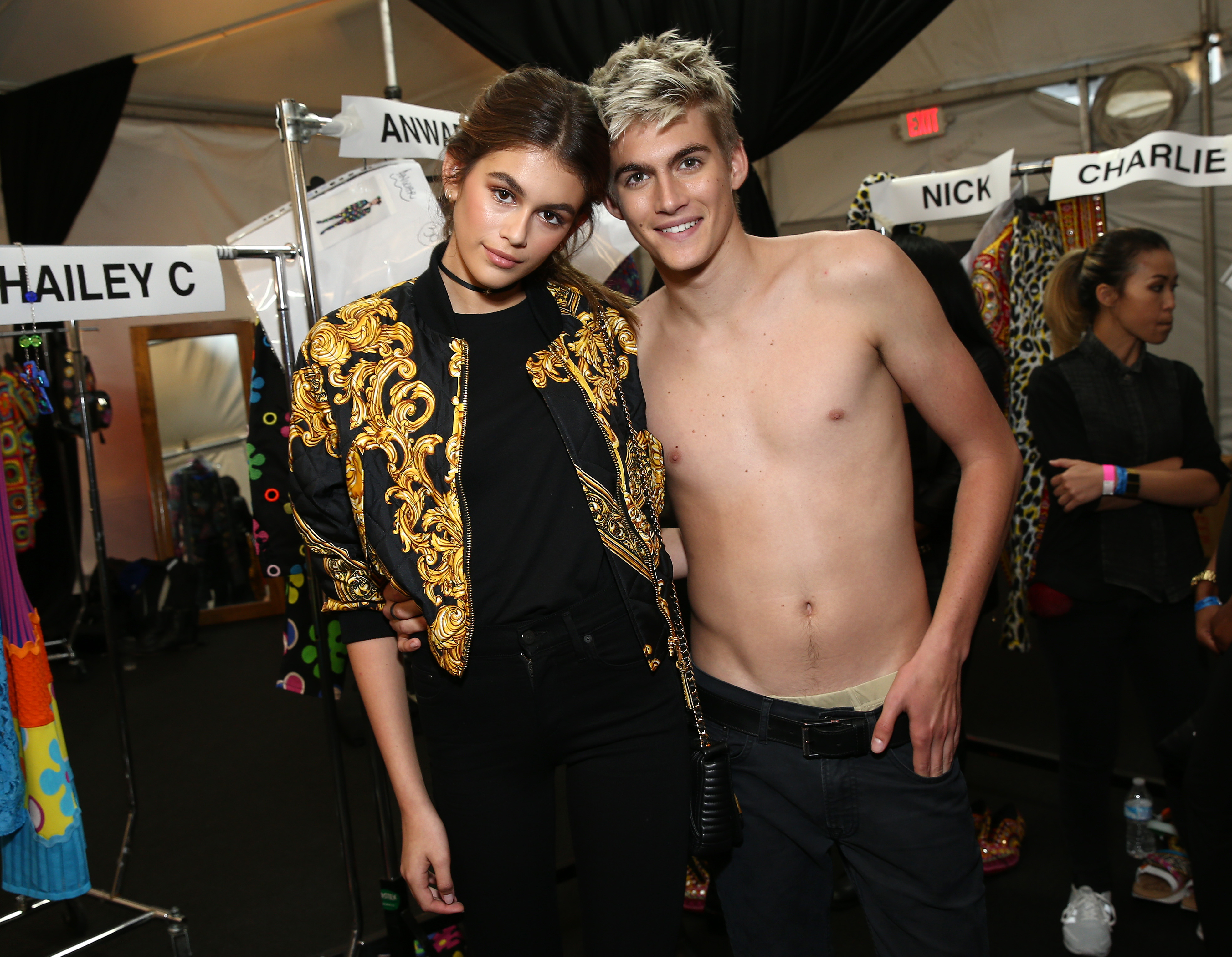 Kaia Gerber y su hermano Presley Gerber posan entre bastidores en el desfile de Moschino de primavera/verano para hombre y de la colección Resort para mujer, celebrado en Los Ángeles el 10 de junio de 2016, cuando ambos estaban dando sus primeros pasos en el mundo del modelaje. | Fuente: Getty Images