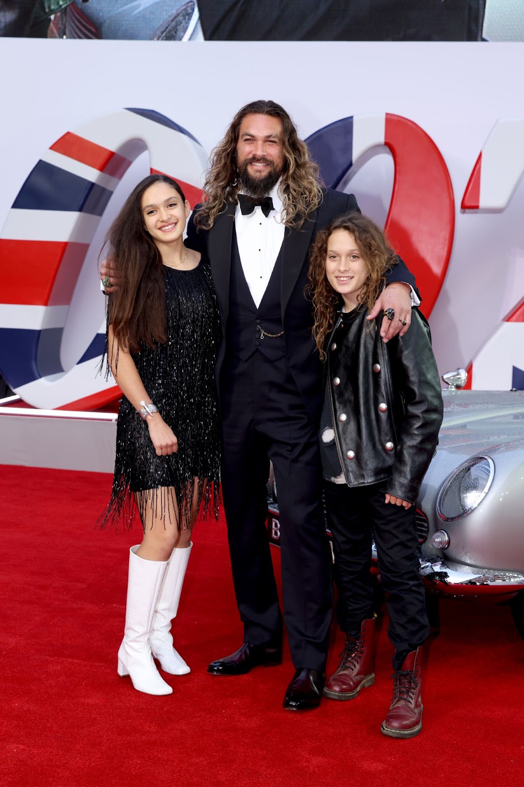 Lola Lolani, Jason Momoa y Nakoa-Wolf Momoa asistieron al estreno de "No Time to Die" el 28 de septiembre de 2021, en Londres, Inglaterra. Jason compartió este momento especial en la alfombra roja con sus hijos, que siguen apoyando los eventos de alto nivel de su padre | Fuente: Getty Images