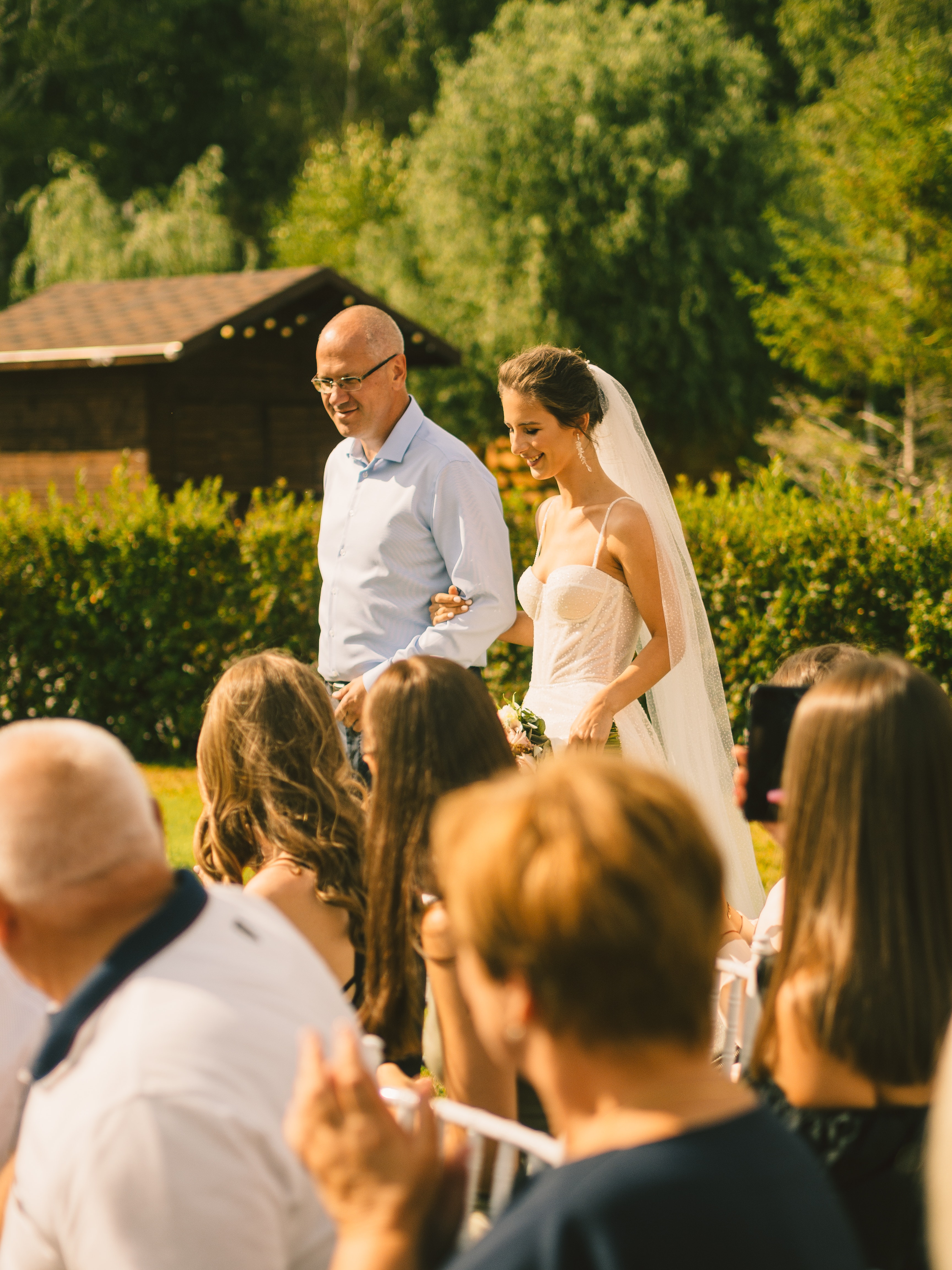 Padre paseando a su hija el día de su boda | Fuente: Pexels