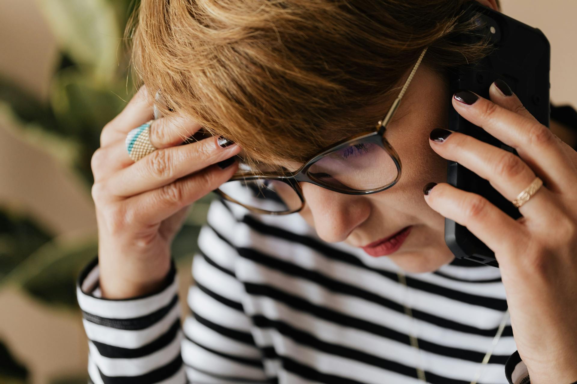 Una mujer preocupada al teléfono | Fuente: Pexels