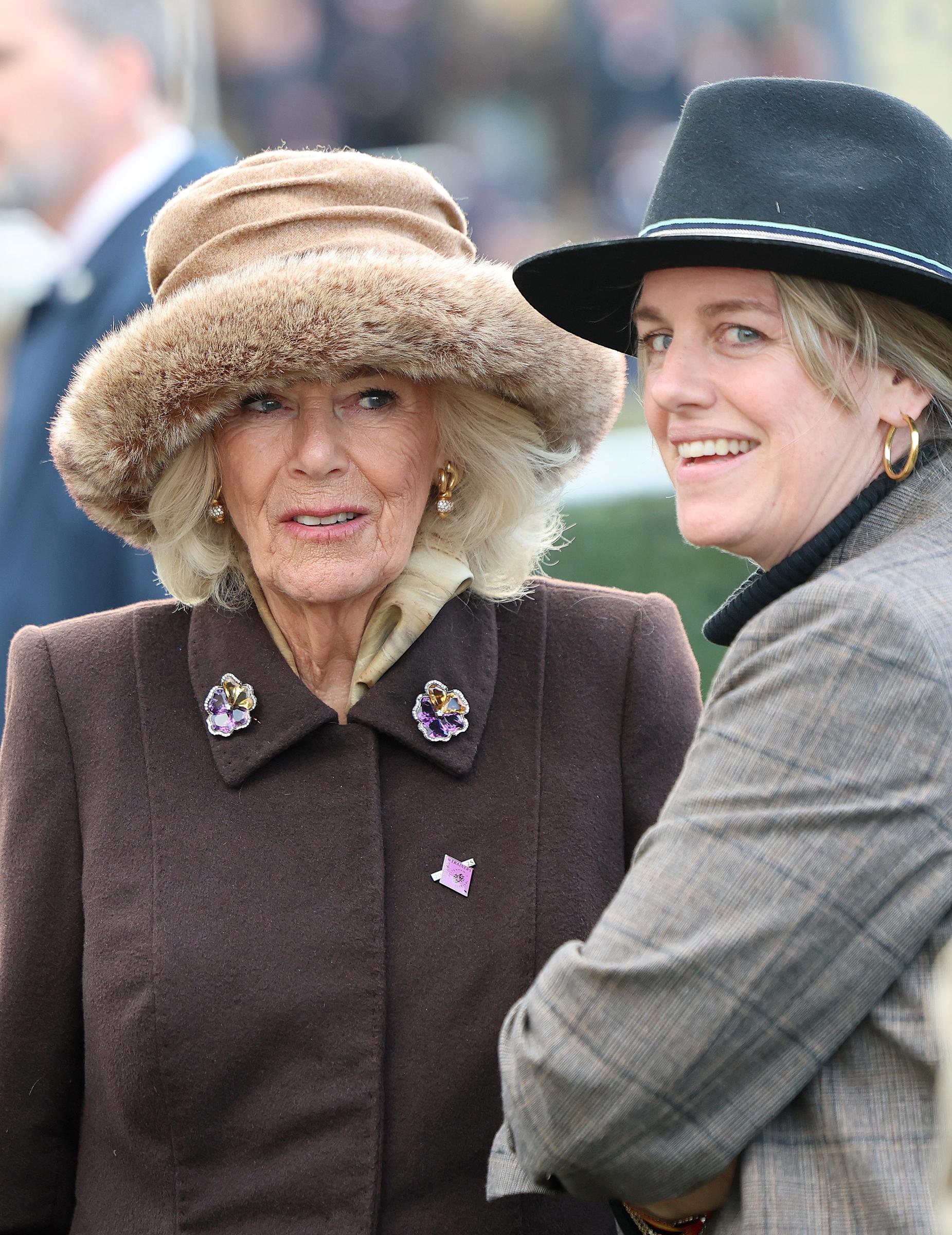 La reina Camilla y su hija Laura Lopes asisten al segundo día, "Style Wednesday", del Festival de Cheltenham en el hipódromo de Cheltenham el 12 de marzo de 2025 en Londres, Inglaterra | Fuente: Getty Images