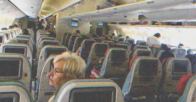 Cabina de un avión con pasajeros | Fuente: Shutterstock
