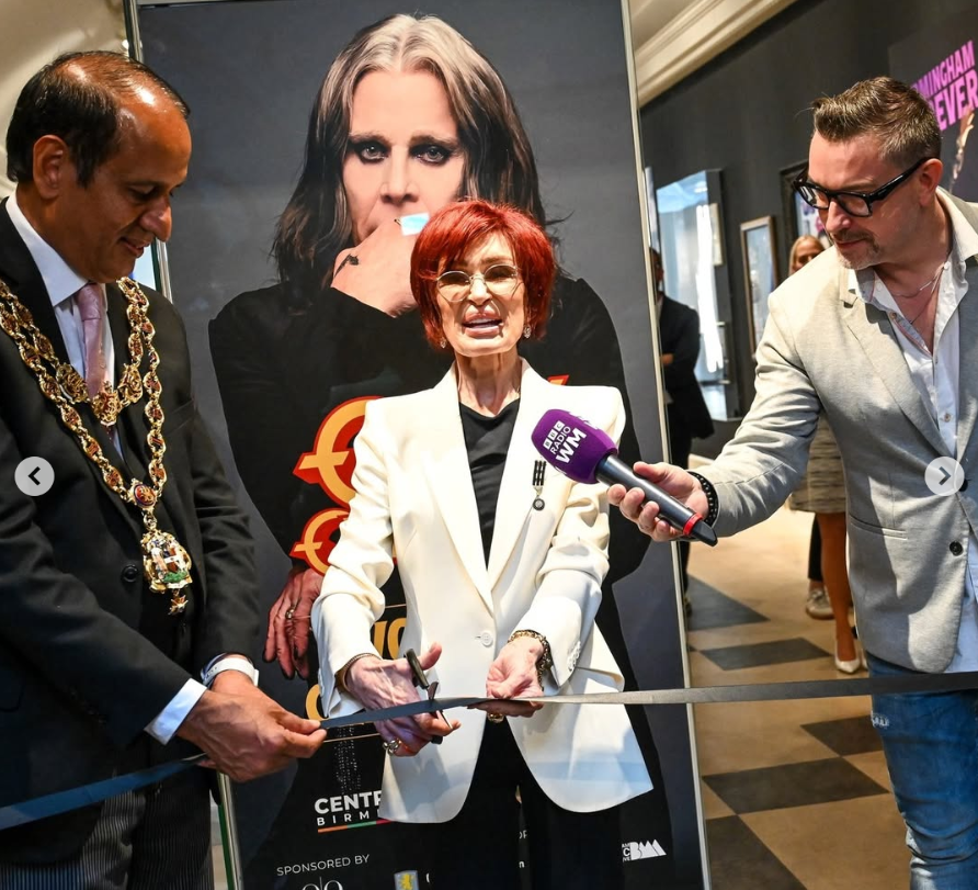 Sharon Osbourne inaugura la exposición "Ozzy: Working Class Hero", con fecha del 25 de junio de 2025 | Fuente: Instagram/centralbidbirmingham