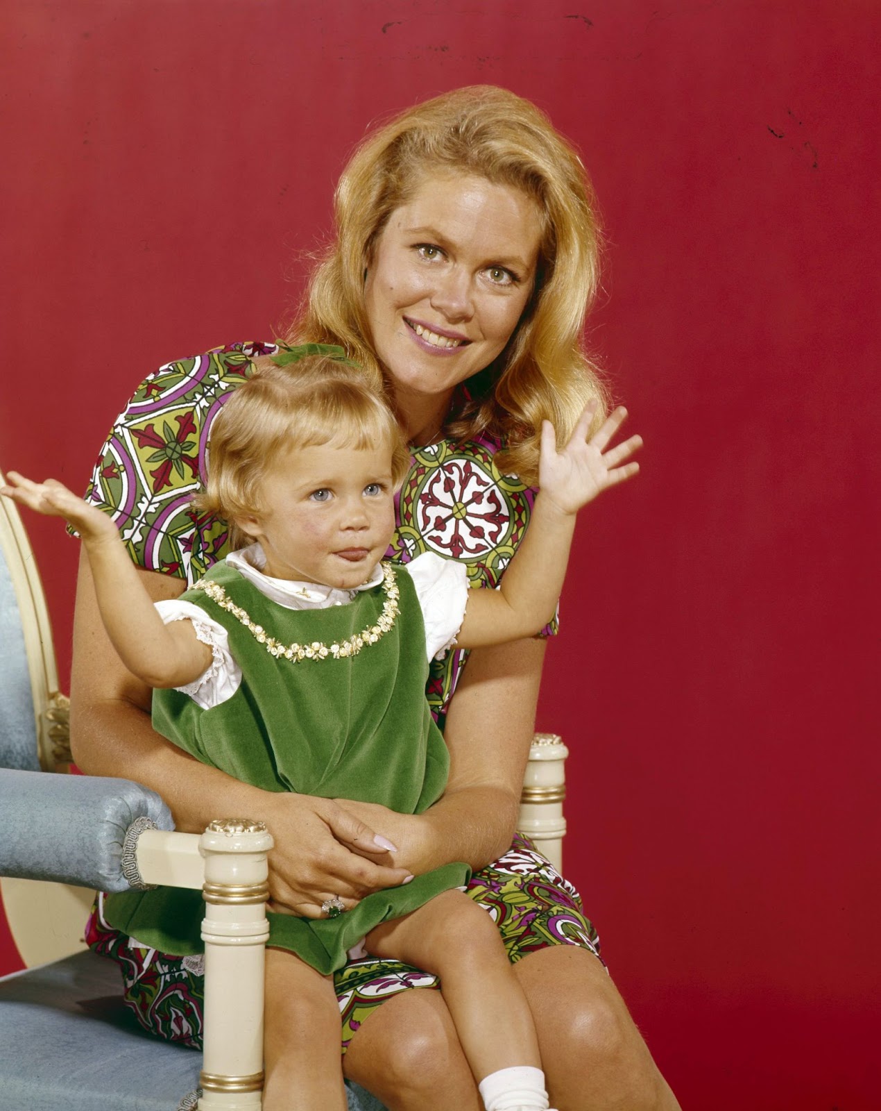 Elizabeth Montgomery y la niña actriz, hacia 1966 | Fuente: Getty Images