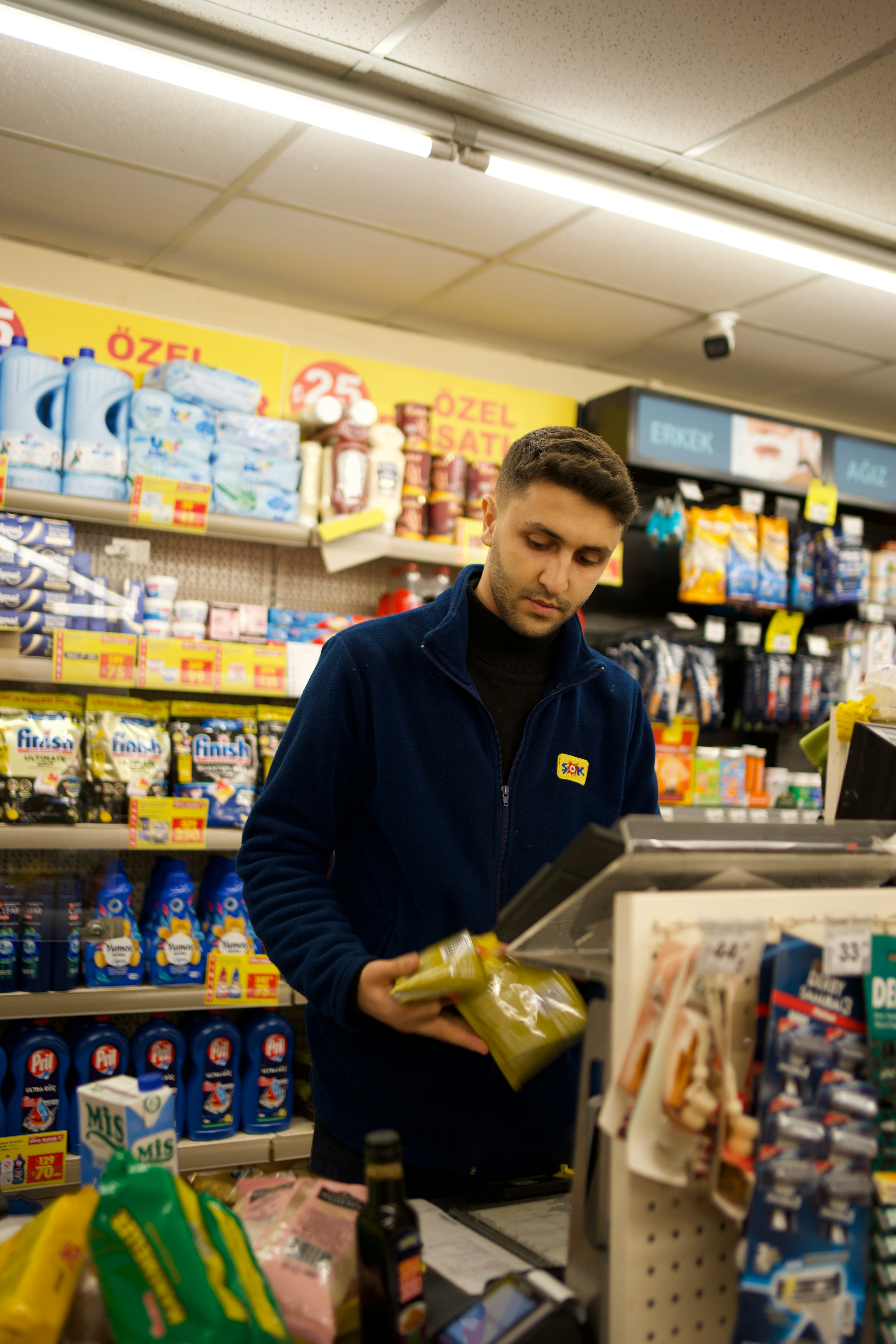 Un uomo che controlla la spesa in un negozio di alimentari | Fonte: Unsplash