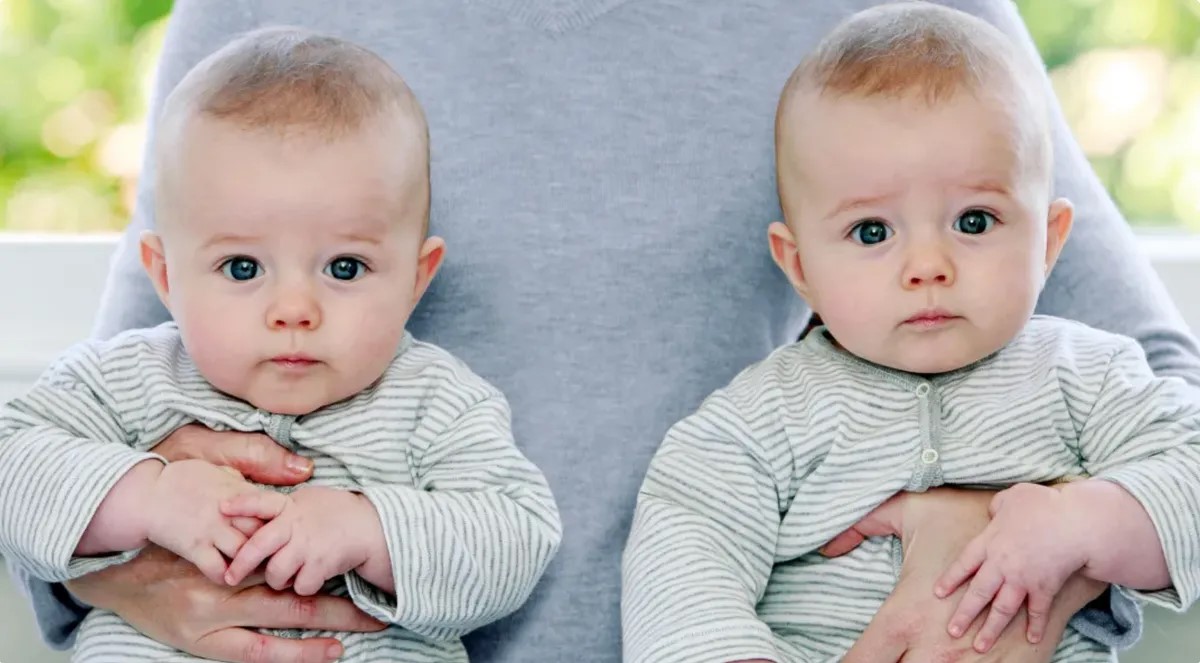 Hombre con dos bebés. | Foto: Shutterstock