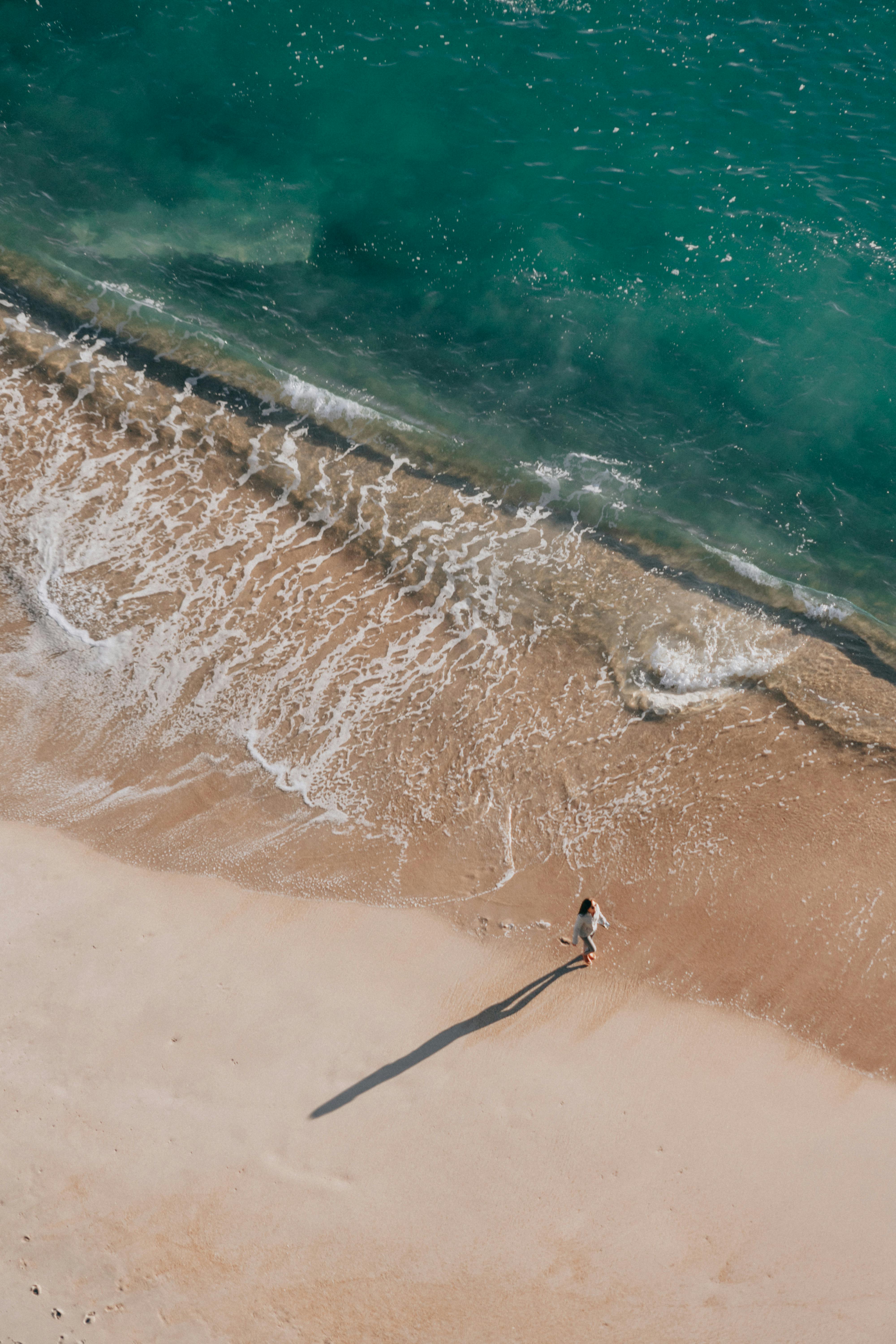 Una mujer paseando por una playa | Fuente: Pexels