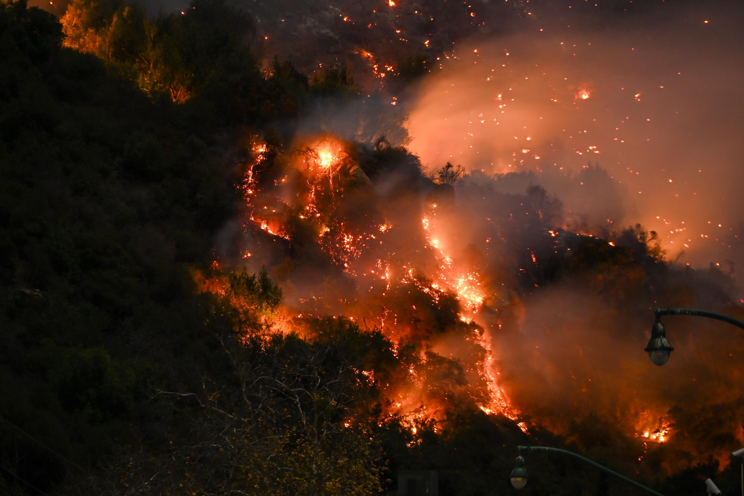 El incendio Eaton quema una montaña en Los Ángeles, California, el 9 de enero de 2025. | Fuente: Getty Images