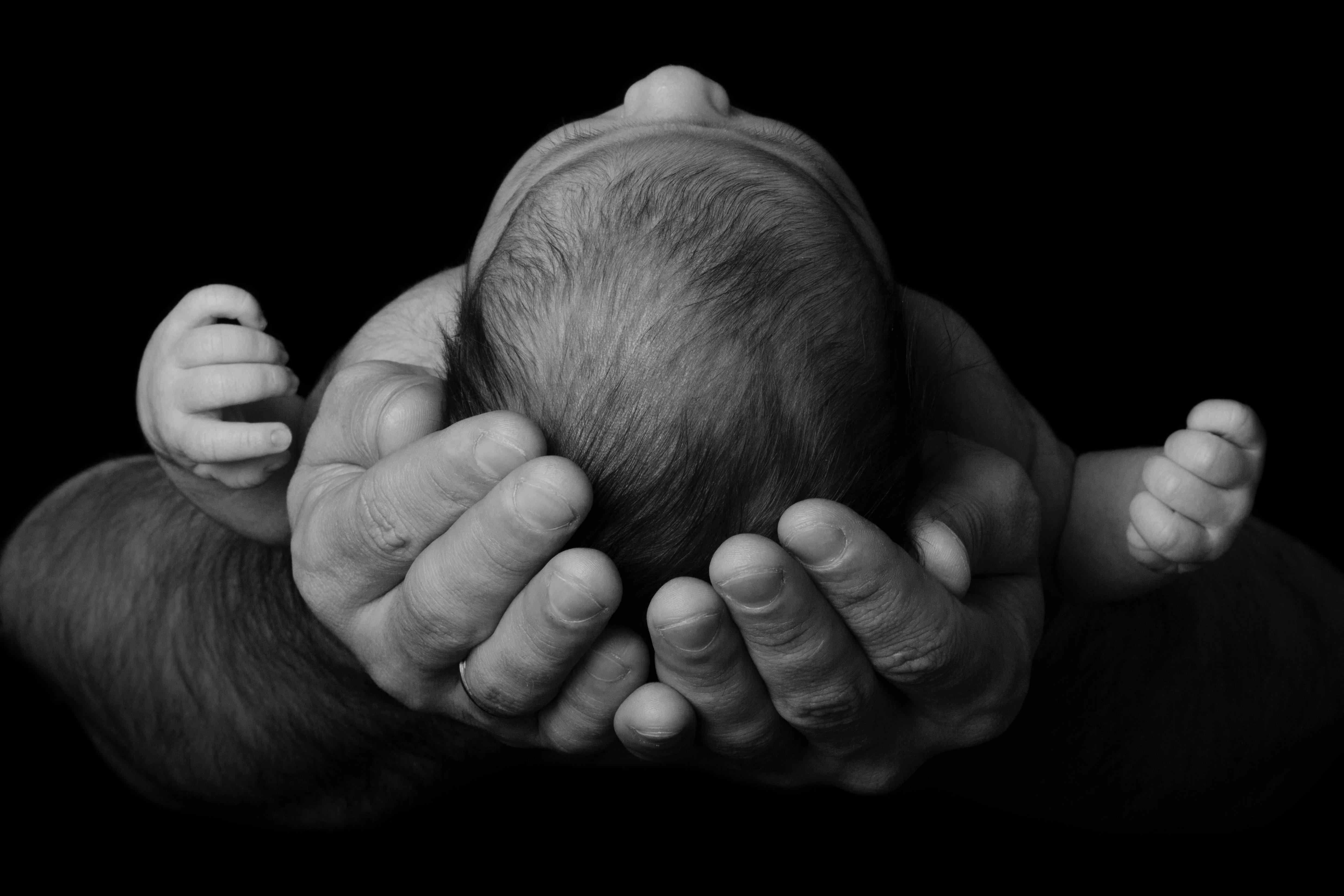 Un hombre acuna a un recién nacido. | Foto: Shutterstock