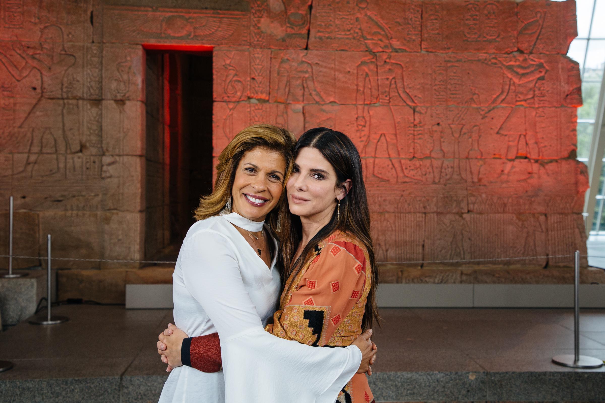 Hoda Kotb y Sandra Bullock en "TODAY" el martes 22 de mayo de 2018. | Fuente: Getty Images