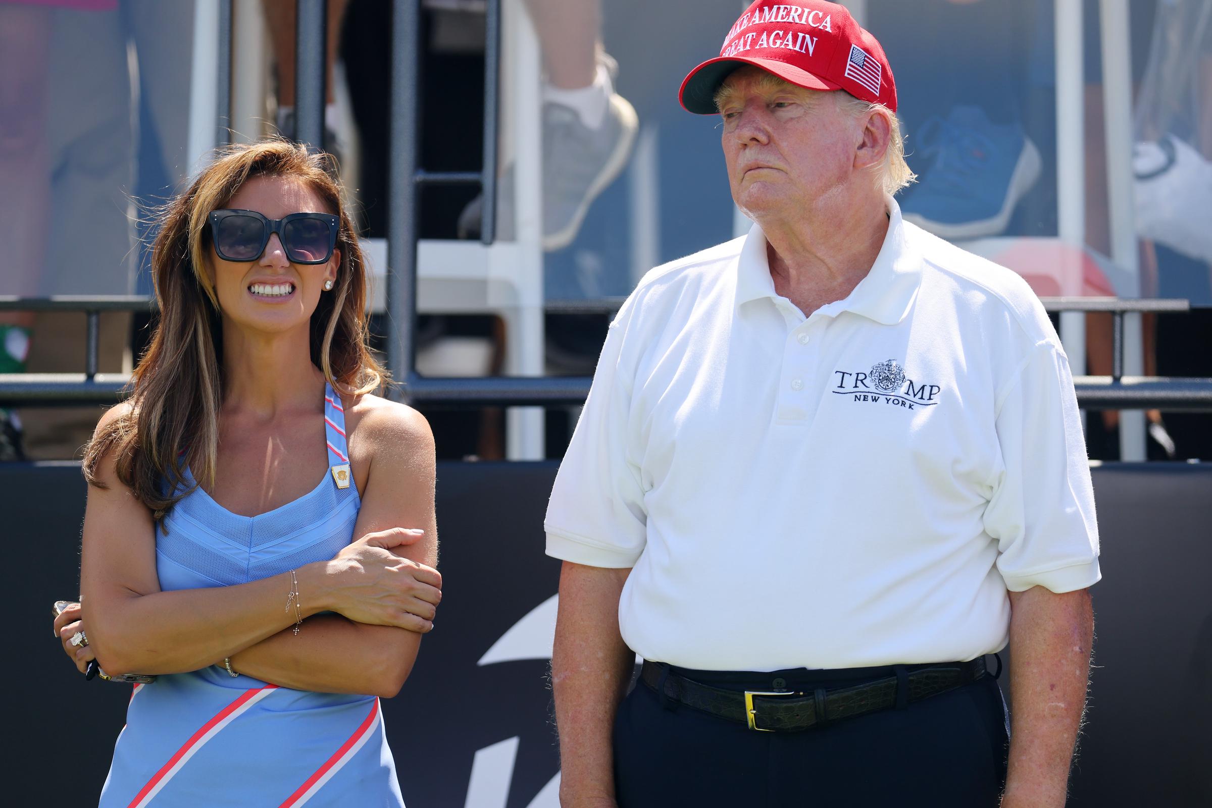 Más tarde, ese mismo día, se ve a Donald Trump en el primer tee de salida junto a la abogada Alina Habba. La luz del sol aclara aún más la diferencia de color, mostrando la piel enrojecida de su rostro y los brazos pálidos.