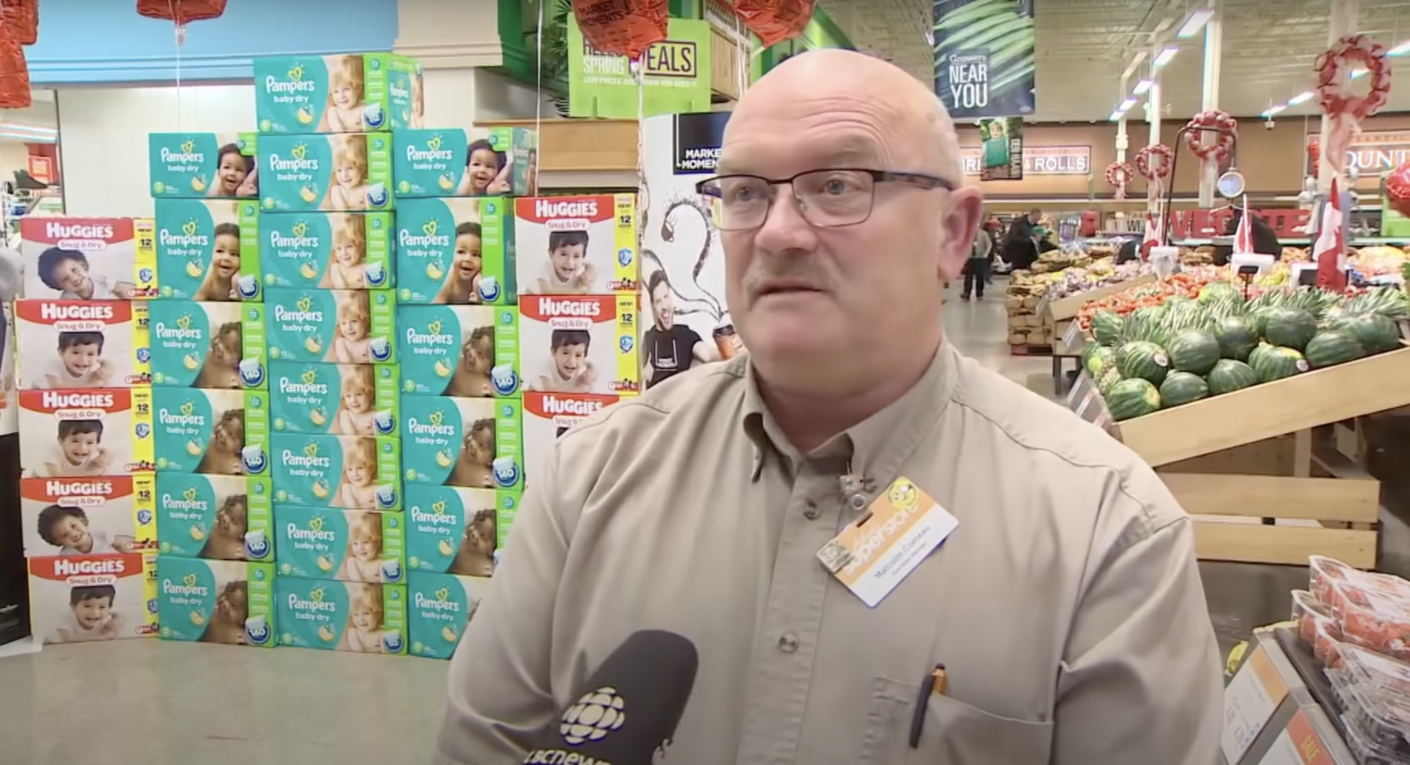 Malcolm Comeau, subdirector de la tienda | Foto: YouTube.com/CBC Nueva Escocia