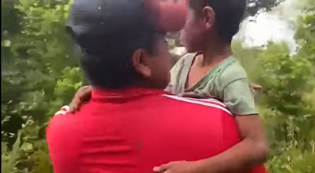 El pequeño Joel con uno de sus rescatistas. | Foto: YouTube/Noticias Telemundo