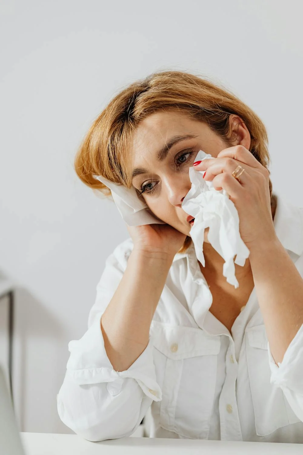 Una mujer llorando se limpia los ojos | Fuente: Pexels