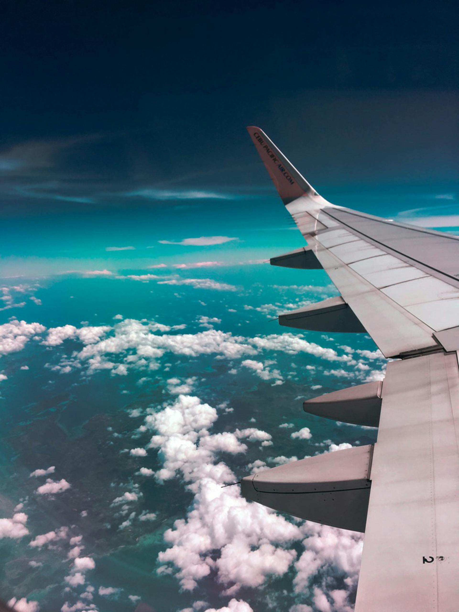 Un ala de avión sobre las nubes | Fuente: Pexels