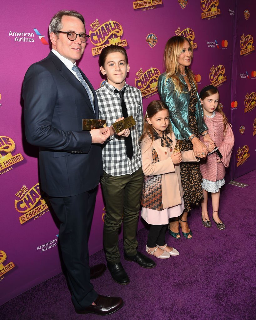Matthew Broderick, Sarah Jessica Parker y sus 3 hijos en una obra en Broadway en abril de 2017 | Fuente: Getty Images