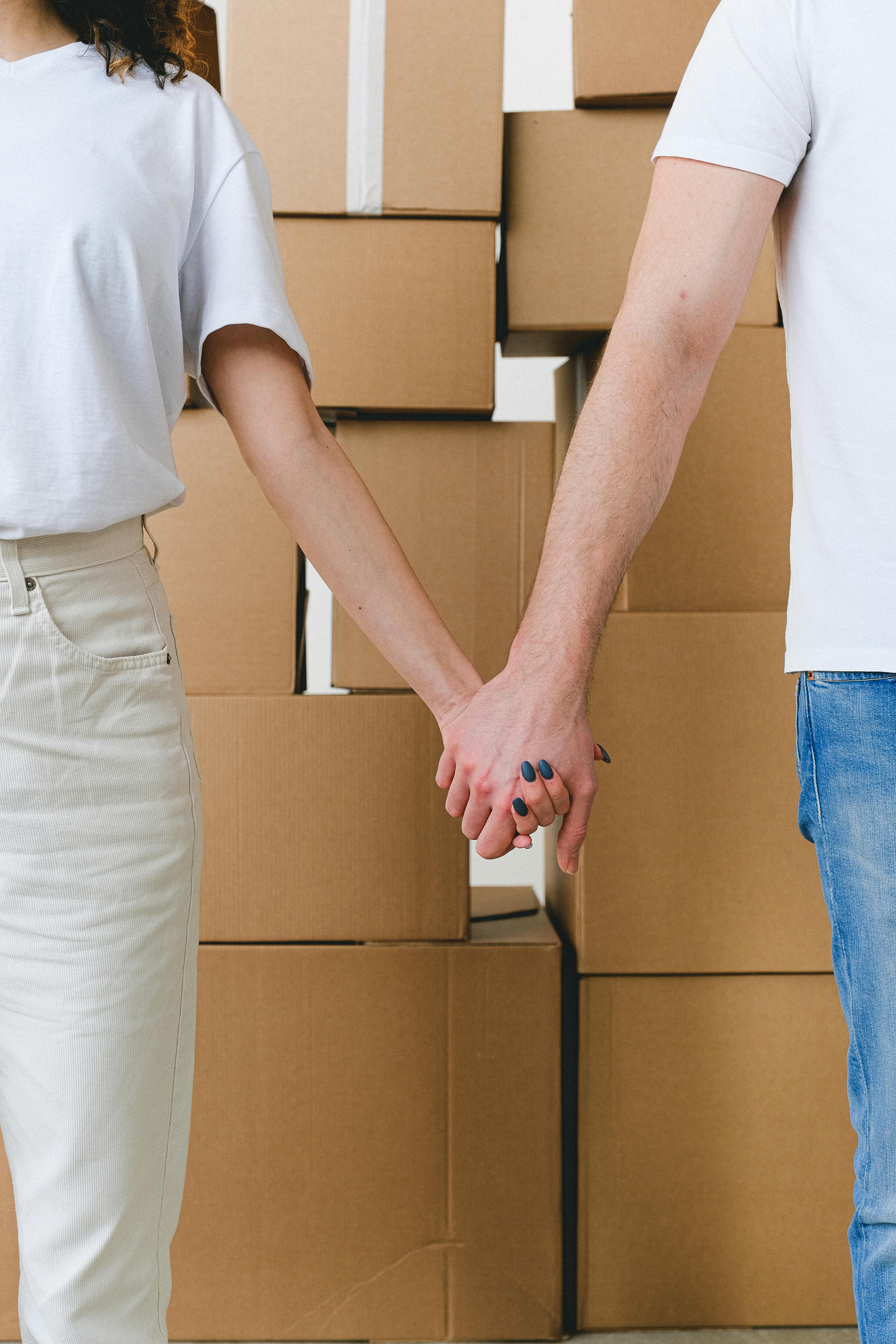 Una pareja cogida de la mano | Foto: Pexel